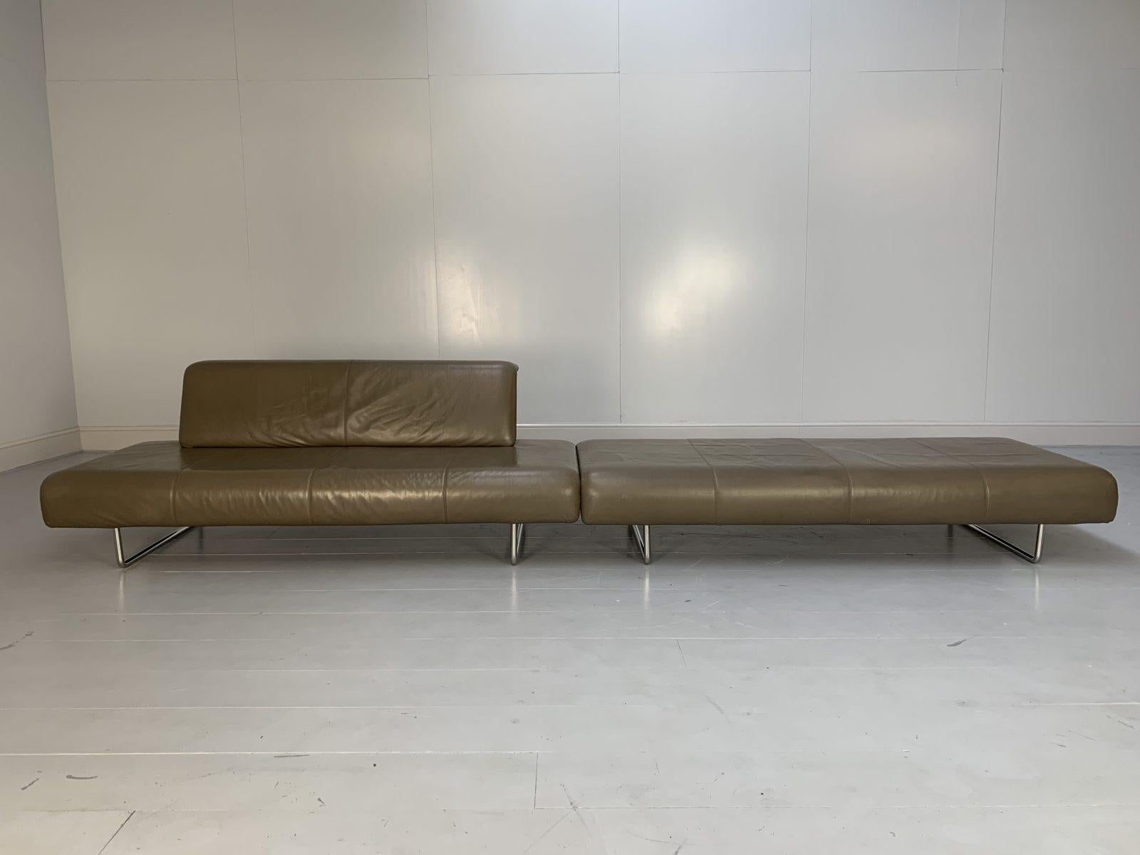 Ein Paar B&B Italia-Sofas „Cloud“ „Sofas „Cloud“  - In Grau 