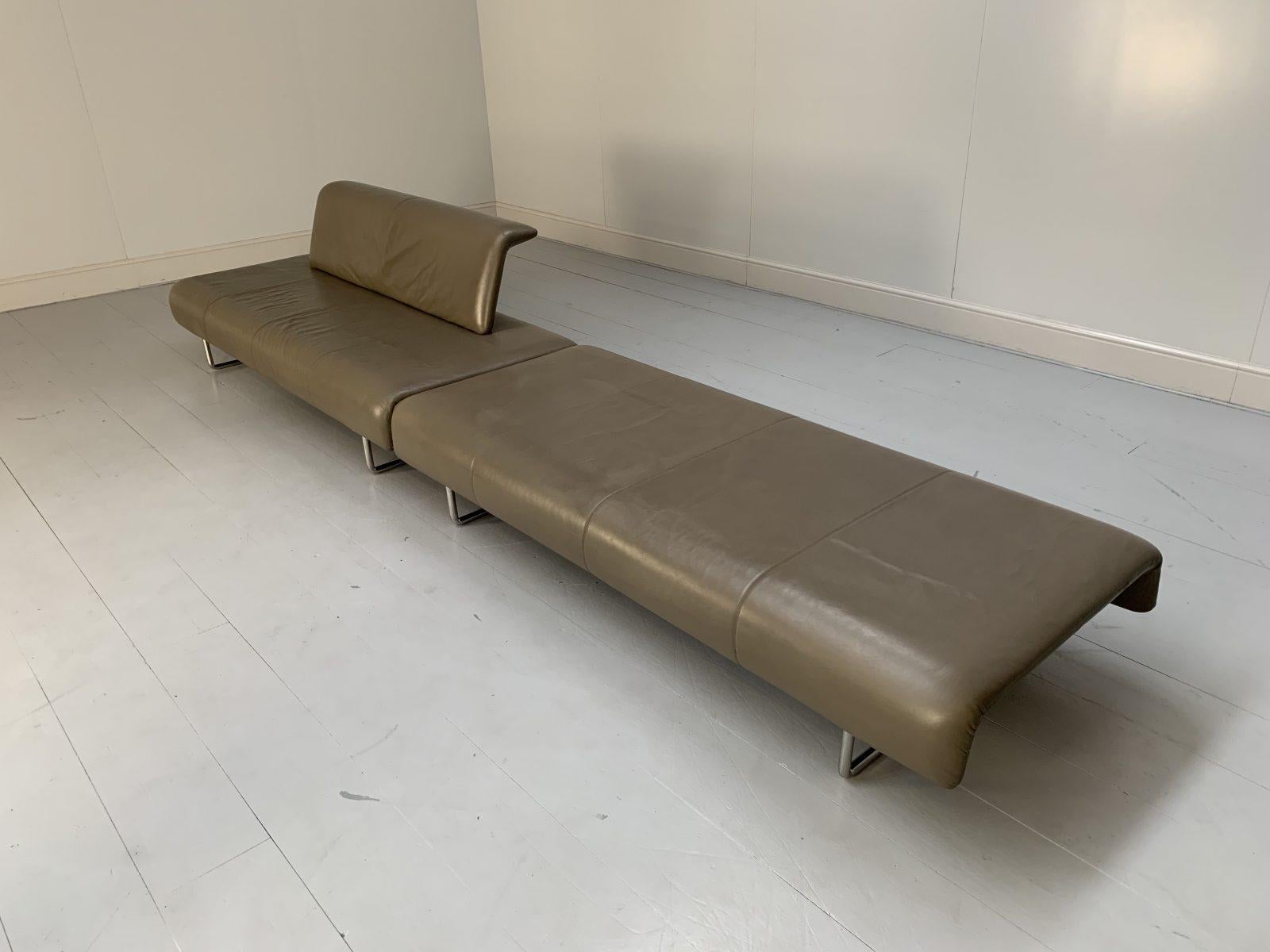 Ein Paar B&B Italia-Sofas „Cloud“ „Sofas „Cloud“  - In Grau 