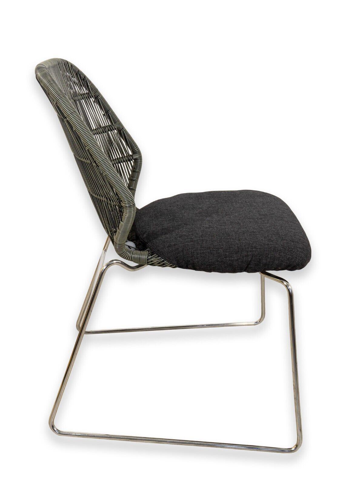 20ième siècle Paire de chaises contemporaines en acier inoxydable et en crinoline de B&B Italia. en vente