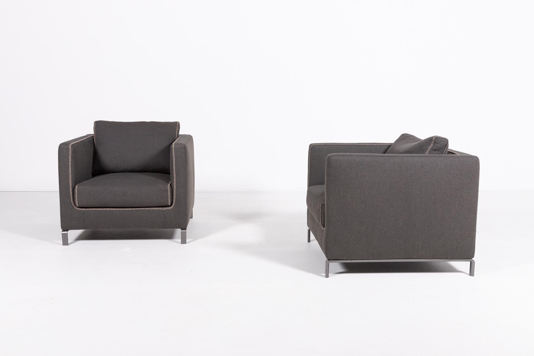Ein Paar schöne Sessel mit grauem Wollbezug von B&B Italia von dem preisgekrönten Designer Antonio Citterio.

Eine erfolgreiche Designstrategie, die ein Gleichgewicht zwischen funktionalen und ästhetischen Merkmalen herstellt. Er zeichnet sich durch