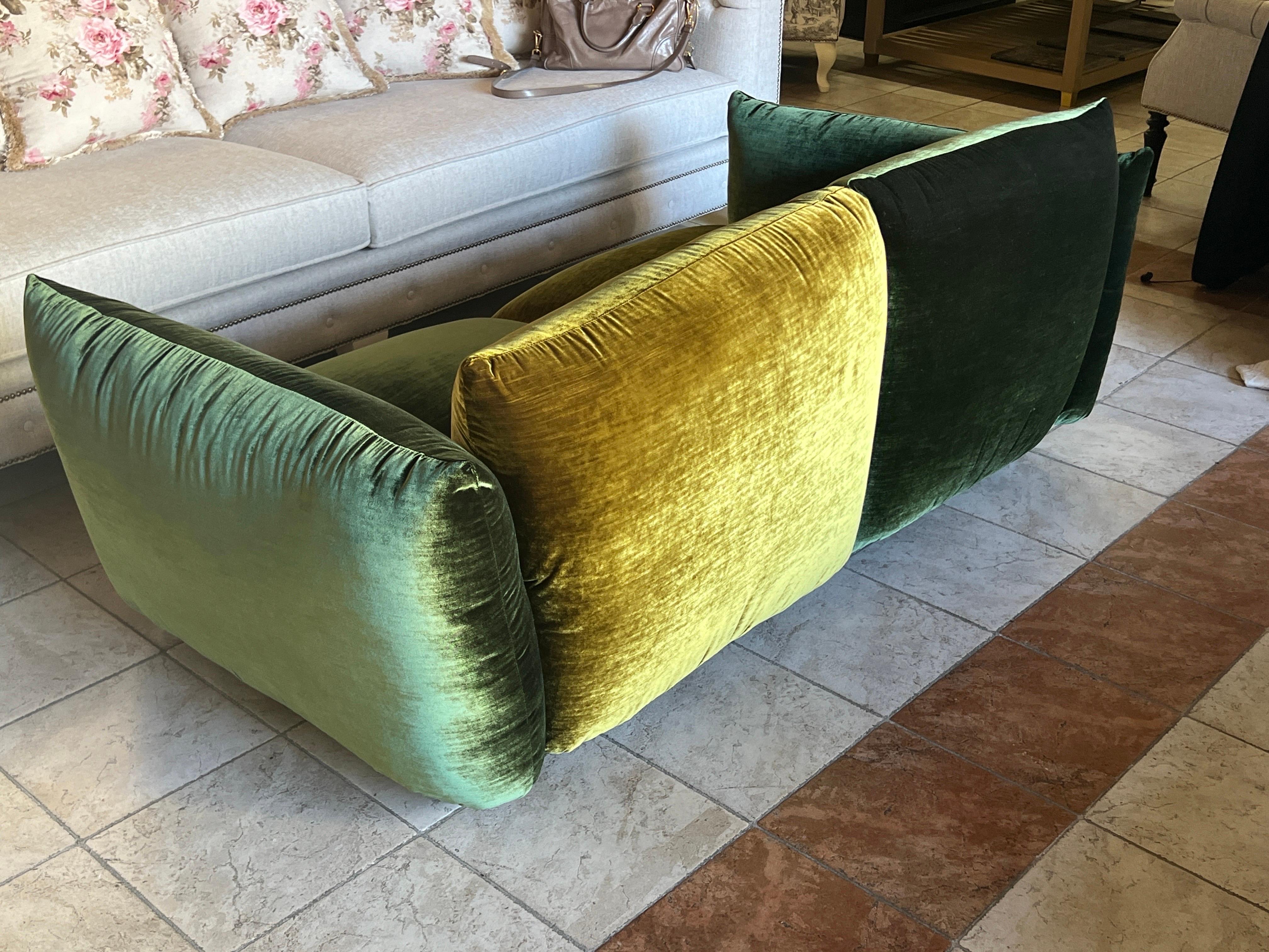 Ein Paar B&B-Sofa, neu gepolsterter säuregrüner und grüner schillernder Samt, 1970 7