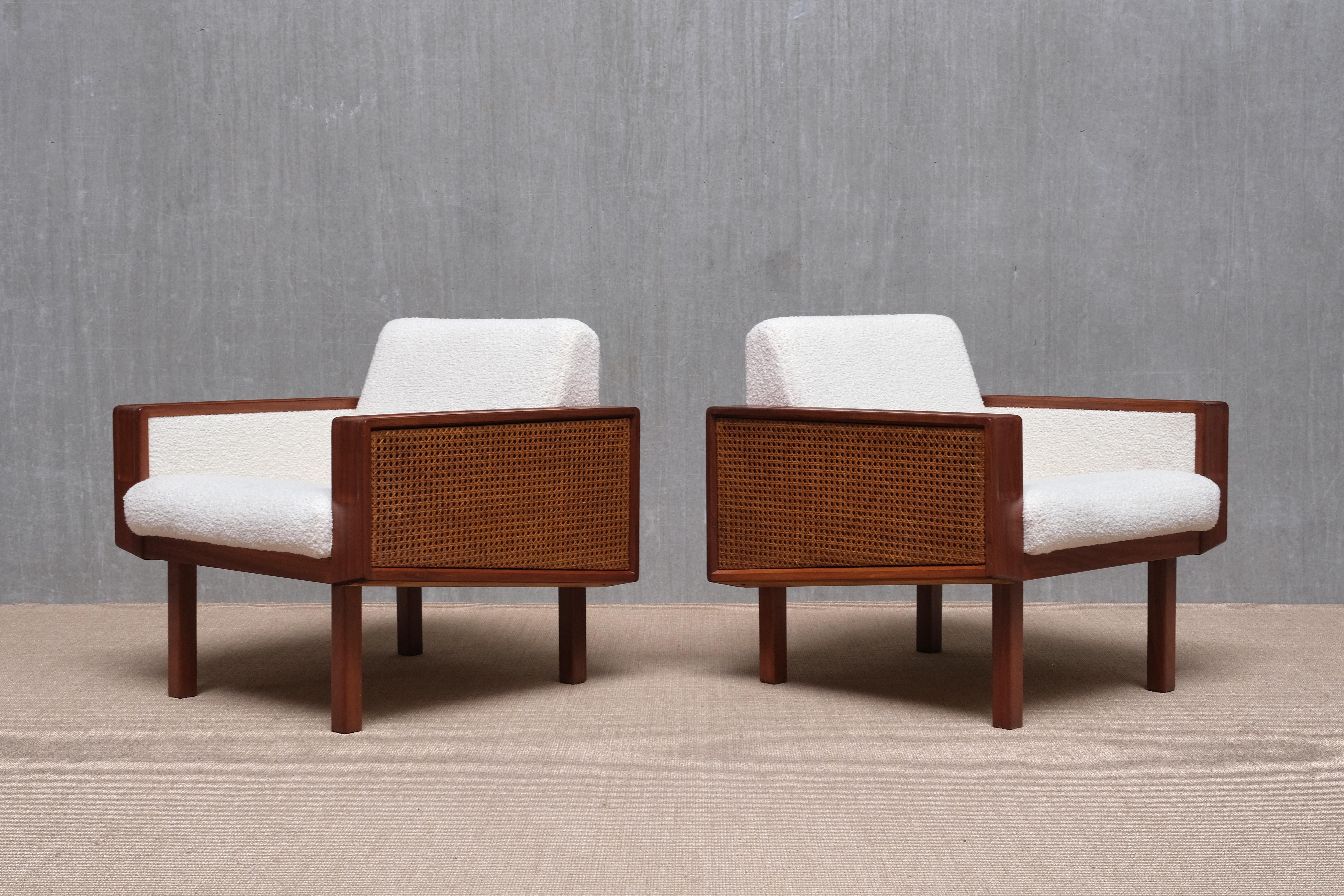Questa rara coppia di poltrone è stata prodotta in Italia alla fine degli anni Cinquanta. Il design è attribuito al gruppo di designer italiani noto come Studio BBPR, che comprendeva Gian Luigi Banfi, Lodovico Barbiano di Belgiojoso, Enrico