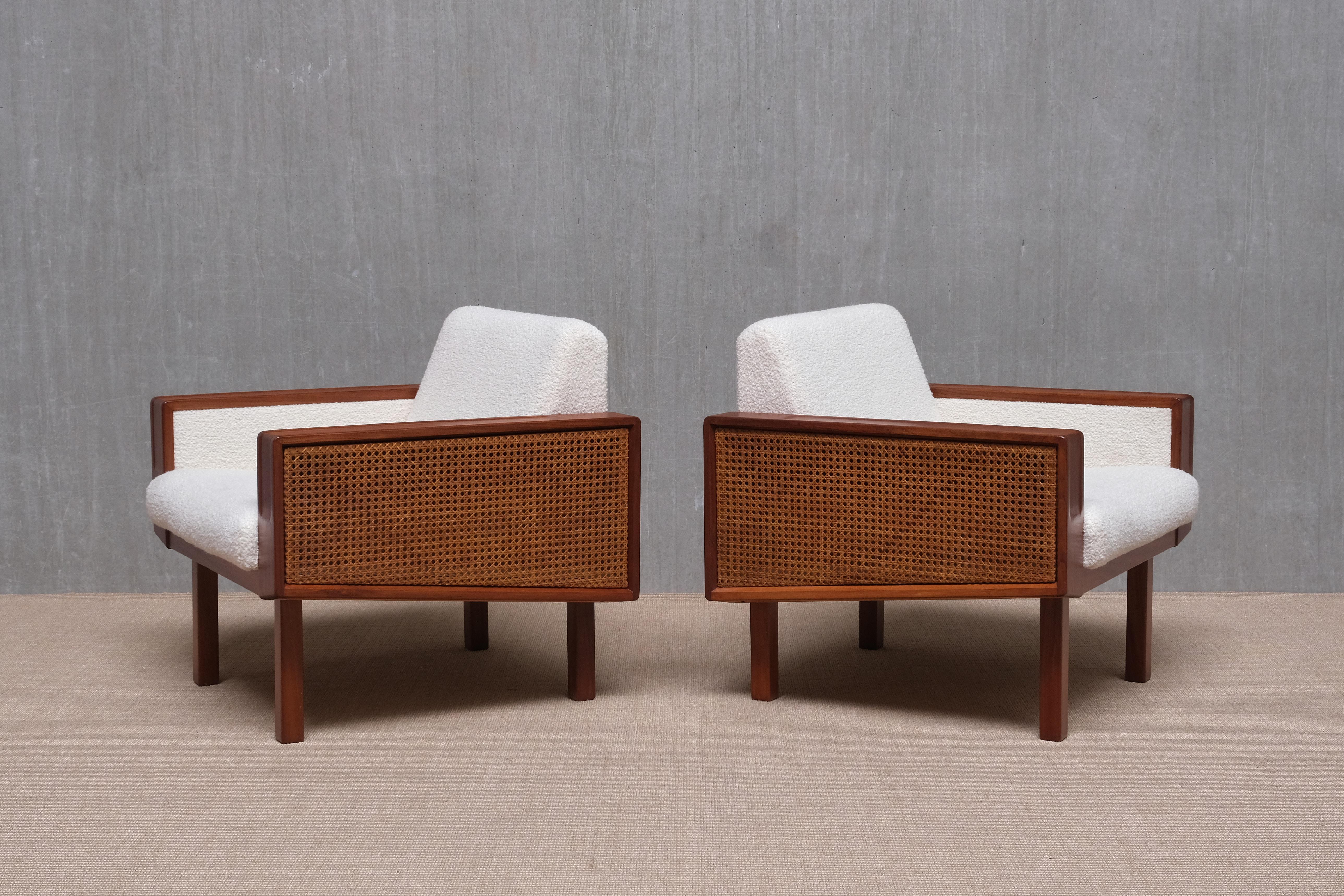 Mid-Century moderno Coppia di poltrone attribuite a BBPR in mogano, canna, bouclé, Italia, fine anni '50 in vendita
