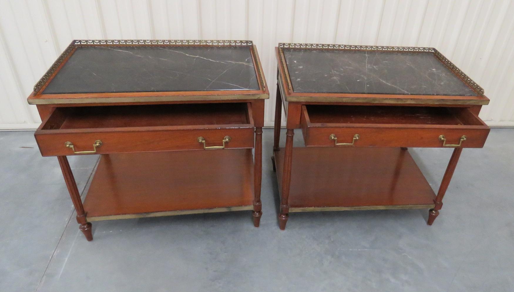 Pair of French Louis XVI Brass Mounted Marble Top End Tables Nightstands In Good Condition In Swedesboro, NJ