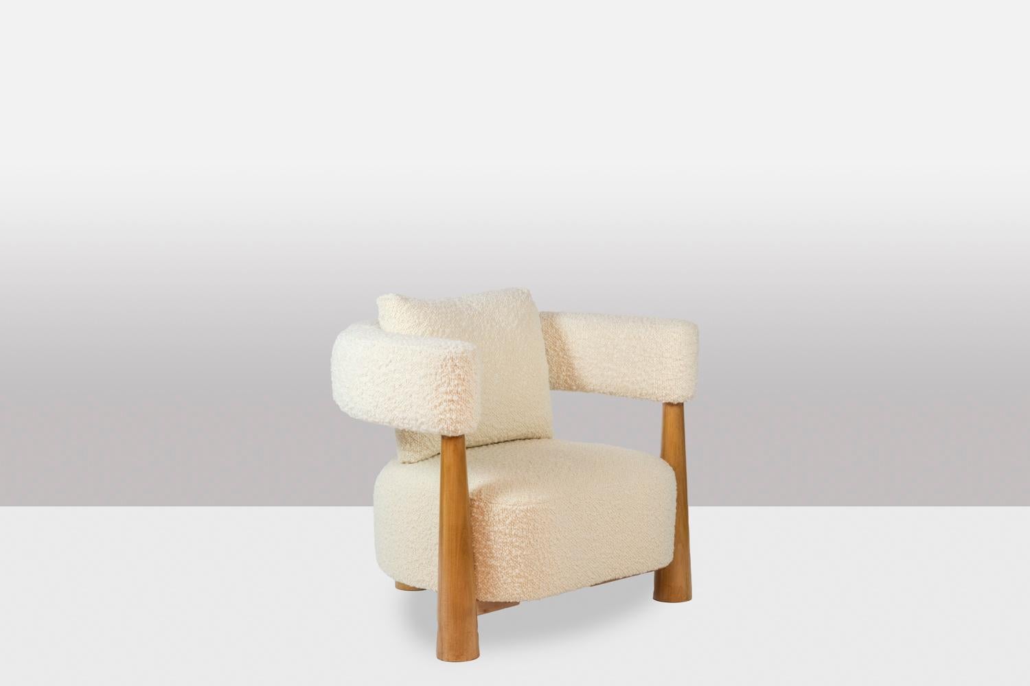Italian Pair of “bean” shaped armchairs, in blond beech. Contemporary work. For Sale