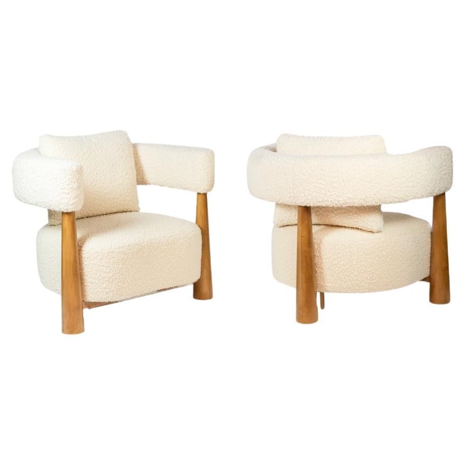 Pair of “bean” shaped armchairs, in blond beech. Contemporary work. For Sale