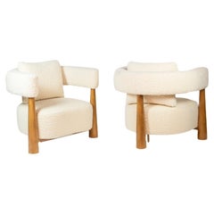 Pair of “bean” shaped armchairs, in blond beech. Contemporary work.