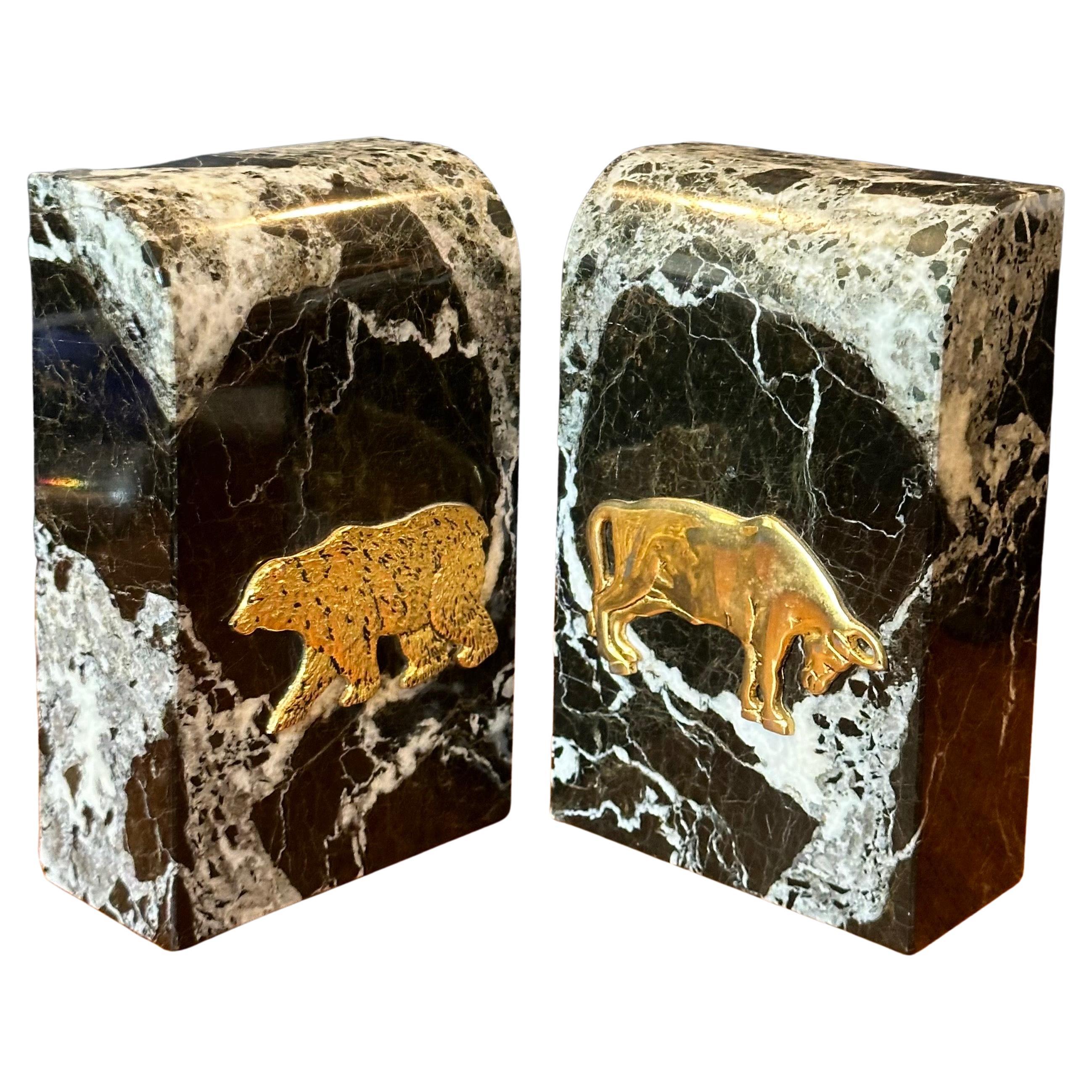 Coppia di reggilibri in marmo nero con orso e toro in vendita 8