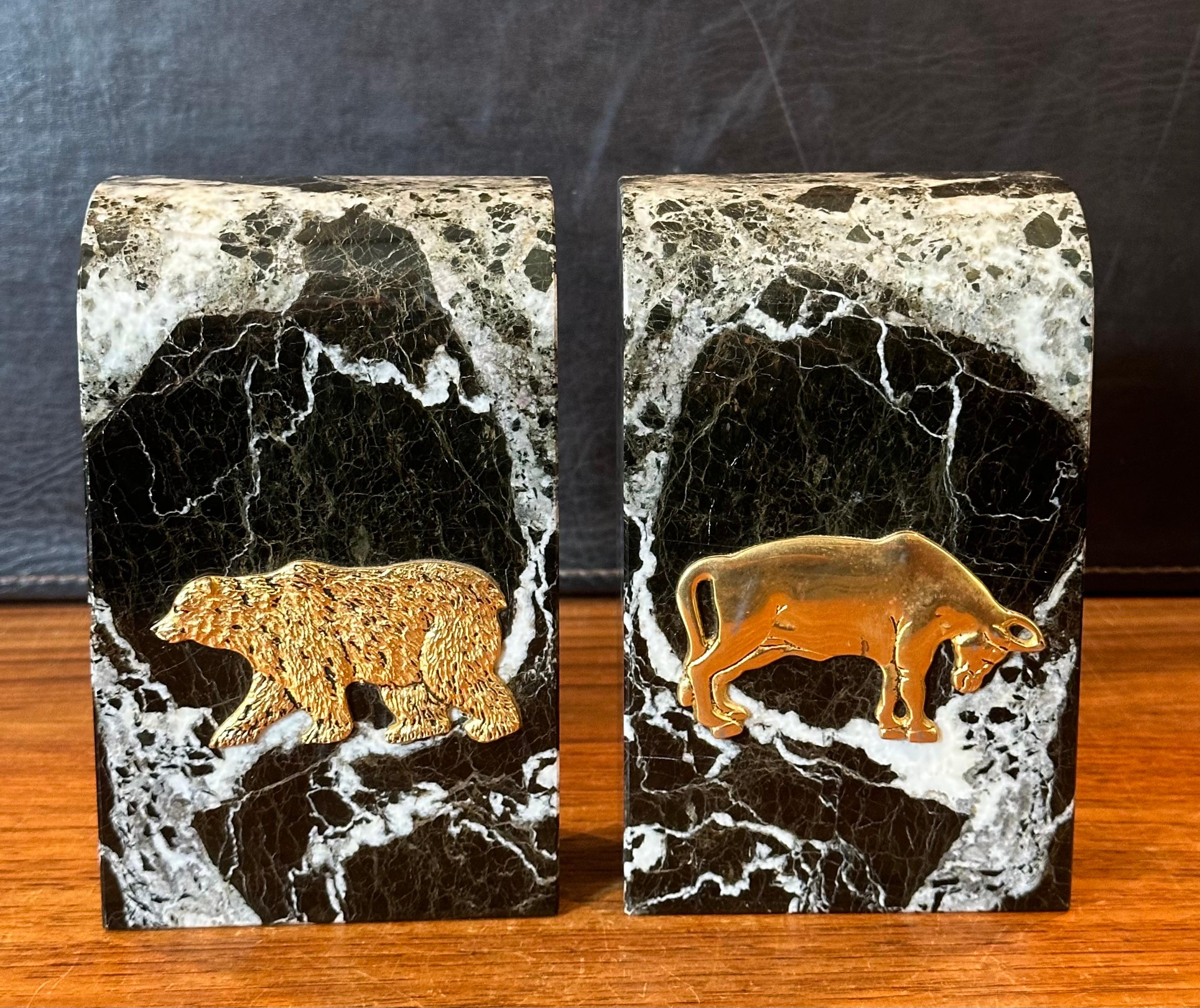 XX secolo Coppia di reggilibri in marmo nero con orso e toro in vendita