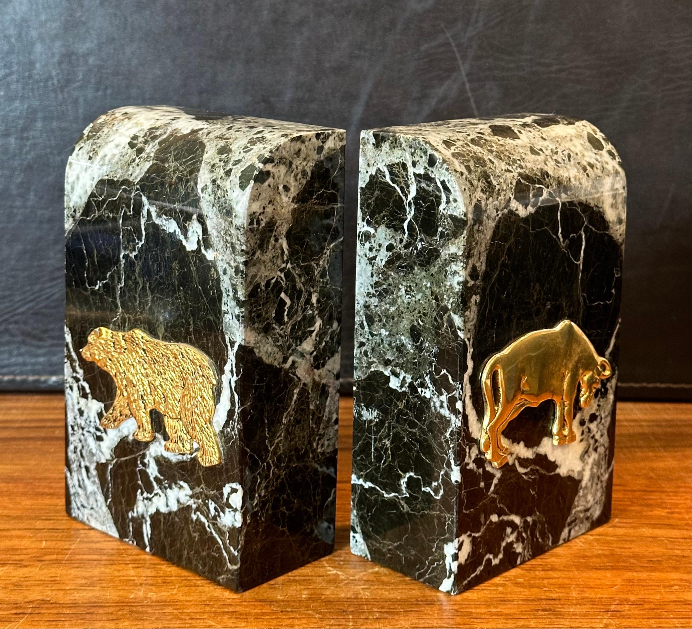 Marmo Coppia di reggilibri in marmo nero con orso e toro in vendita