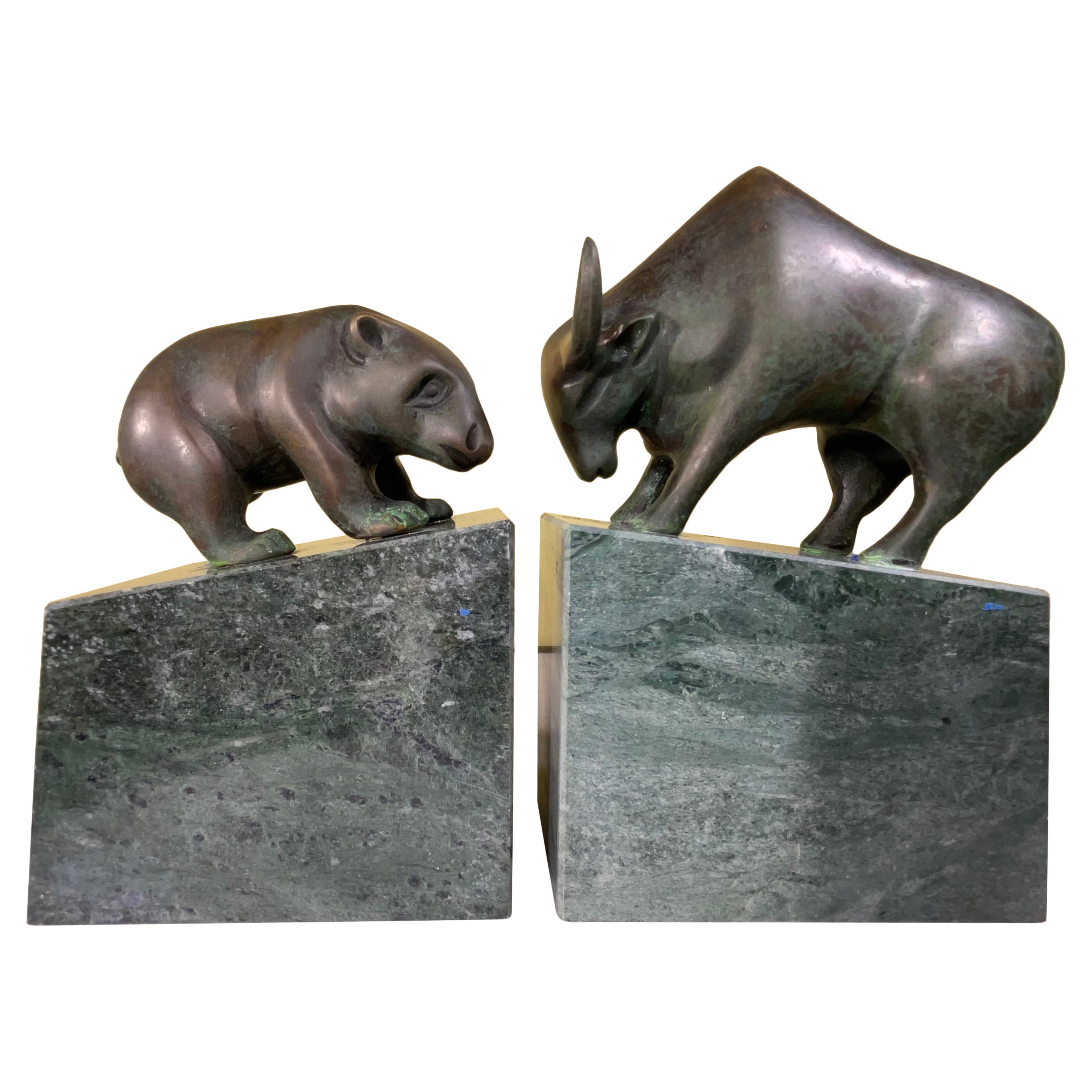 Coppia di fermalibri in bronzo con orso e toro su blocchi di marmo verde