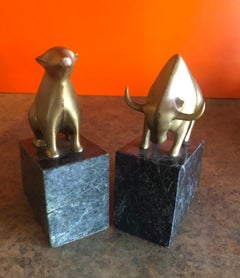 Paire de serre-livres ours et taureau en bronze sur blocs de marbre