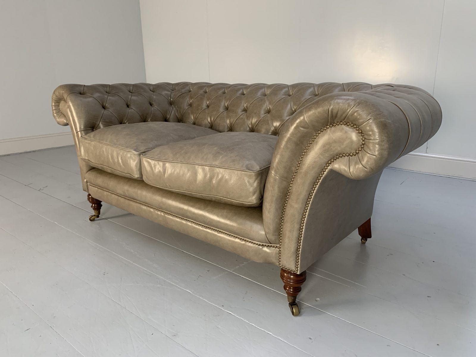 Paar Beaumont & Fletcher „Grenville“ Chesterfield-Sofas mit 2 Sitzen - Grau (Leder) im Angebot