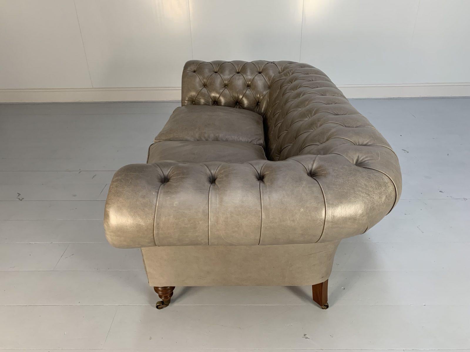 Paar Beaumont & Fletcher „Grenville“ Chesterfield-Sofas mit 2 Sitzen - Grau im Angebot 2