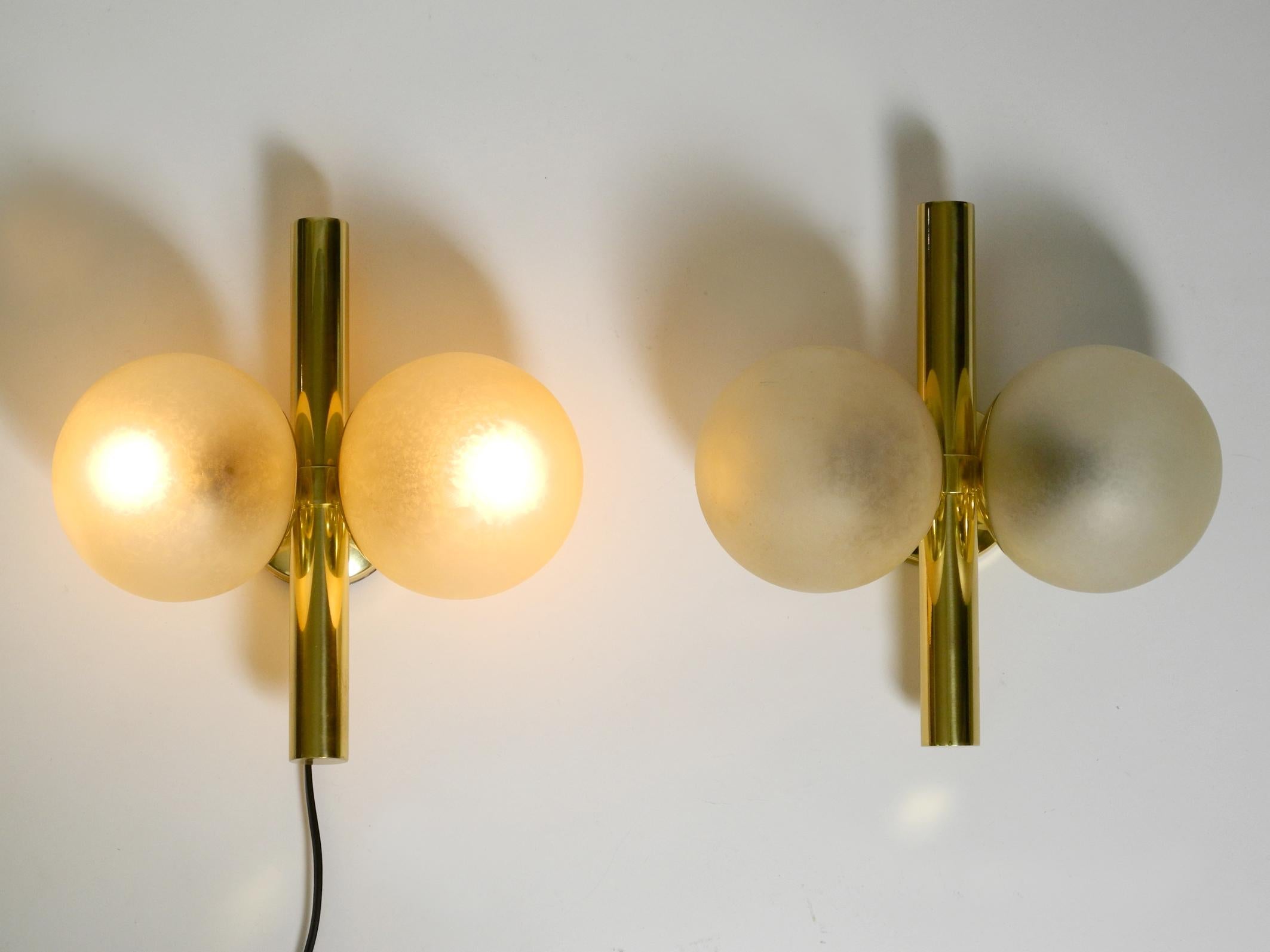 Paire de magnifiques lampes murales Kaiser en laiton des années 1960 avec deux sphères en verre doré en vente 6