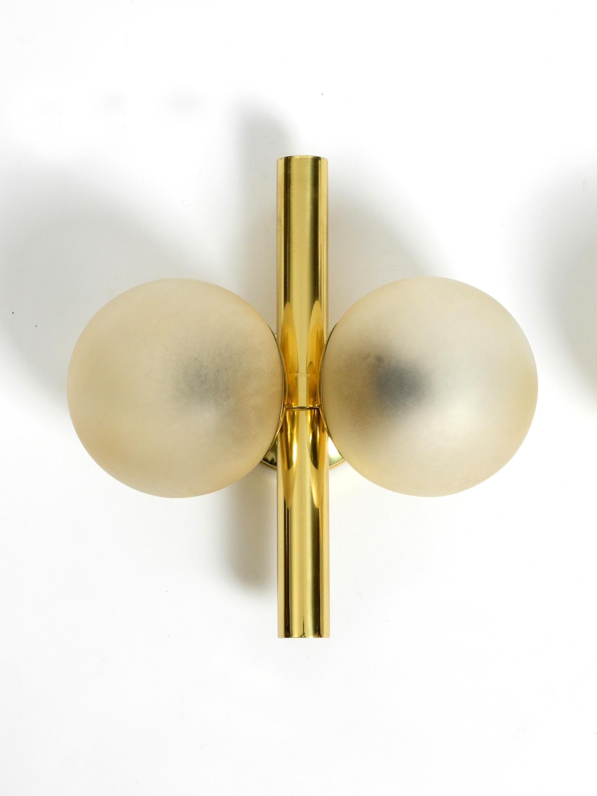 Pair of Beautiful 1960s Kaiser Brass Wall Lamps with Two Golden Glass Spheres In Good Condition For Sale In München, DE
