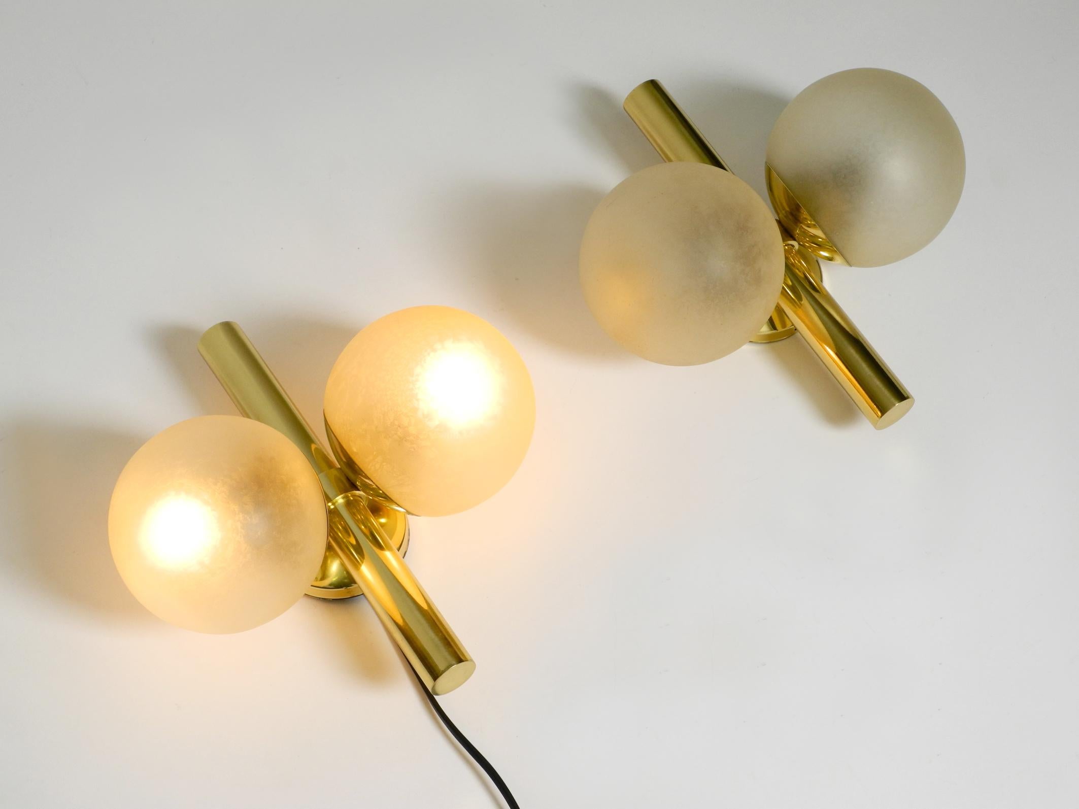 Milieu du XXe siècle Paire de magnifiques lampes murales Kaiser en laiton des années 1960 avec deux sphères en verre doré en vente