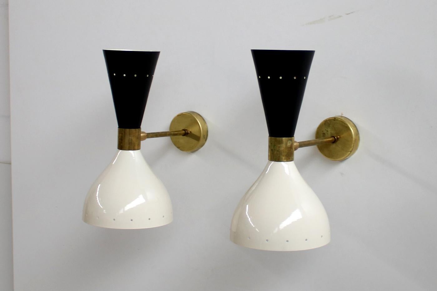 Beautiful pair of Italian sconces, the lampshades are adjustable and can light in different directions, every lampshade is for one large bulb and a small bulb, they can be used with both bulbs or only with one.
Beautiful design and beautiful light.