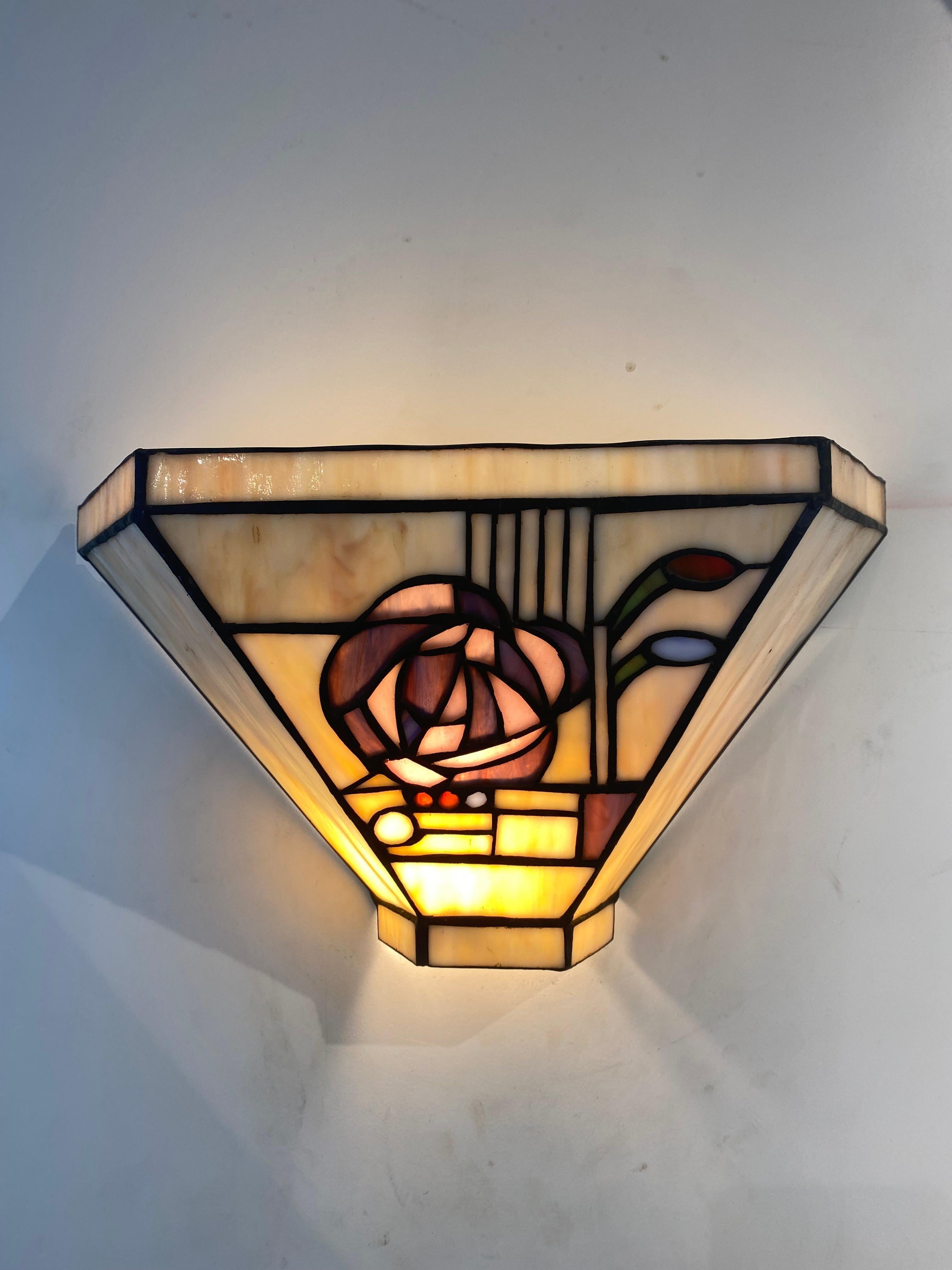 Impresionante par de apliques de pared Altuglas de estilo Art Decó francés con una hermosa flor de color hecha a mano.
La pantalla de cristal añade un interés adicional y deja pasar algo de luz difusa a través de la vidriera.
Se puede entregar y