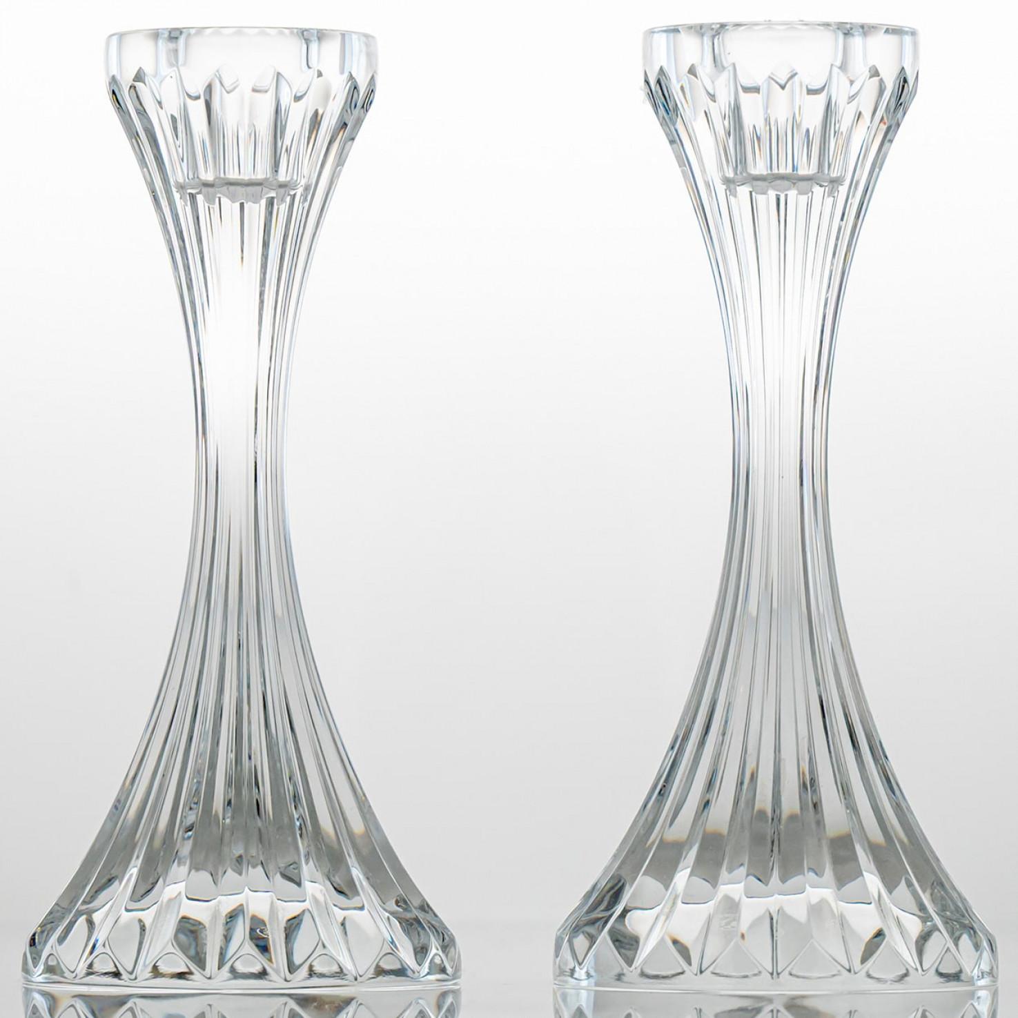 Questa coppia di portacandele cristallizza lo straordinario know-how degli artigiani Baccarat. I diversi tagli del cristallo producono un effetto visivo magico.

Baccarat è una casa di lusso francese e produttrice di cristalli pregiati con sede a