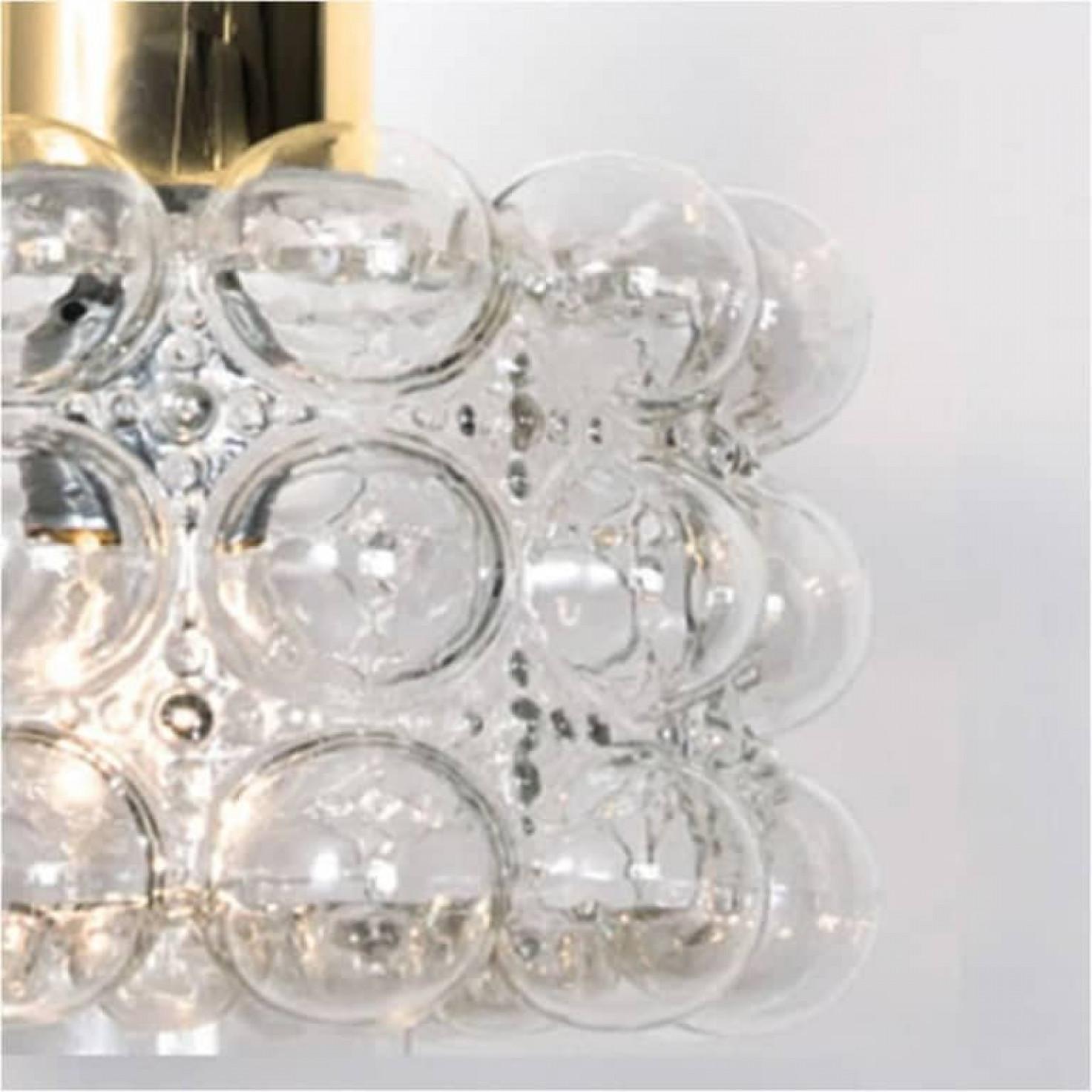 Due bellissimi lampadari o lampade a sospensione in vetro a bolle d'aria disegnati da Helena Tynell per Glashütte Limburg. Un classico del design, il vetro soffiato a mano dona una meravigliosa luce calda.

Le dimensioni: Altezza 80 cm dal soffitto,