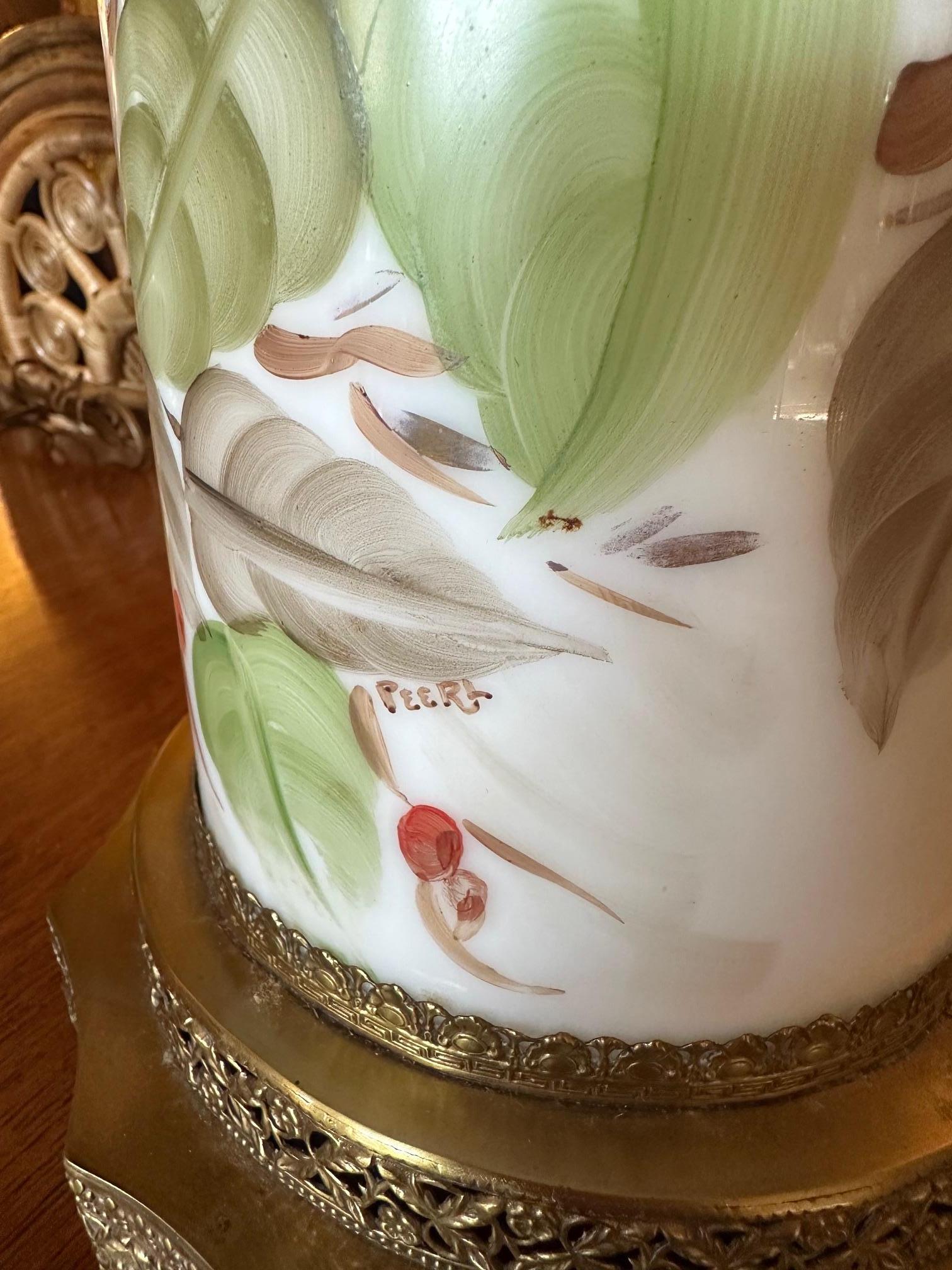 Pair of Beautiful Chinese Porcelain Lamps with Brass Bases and Custom Shades en venta 3