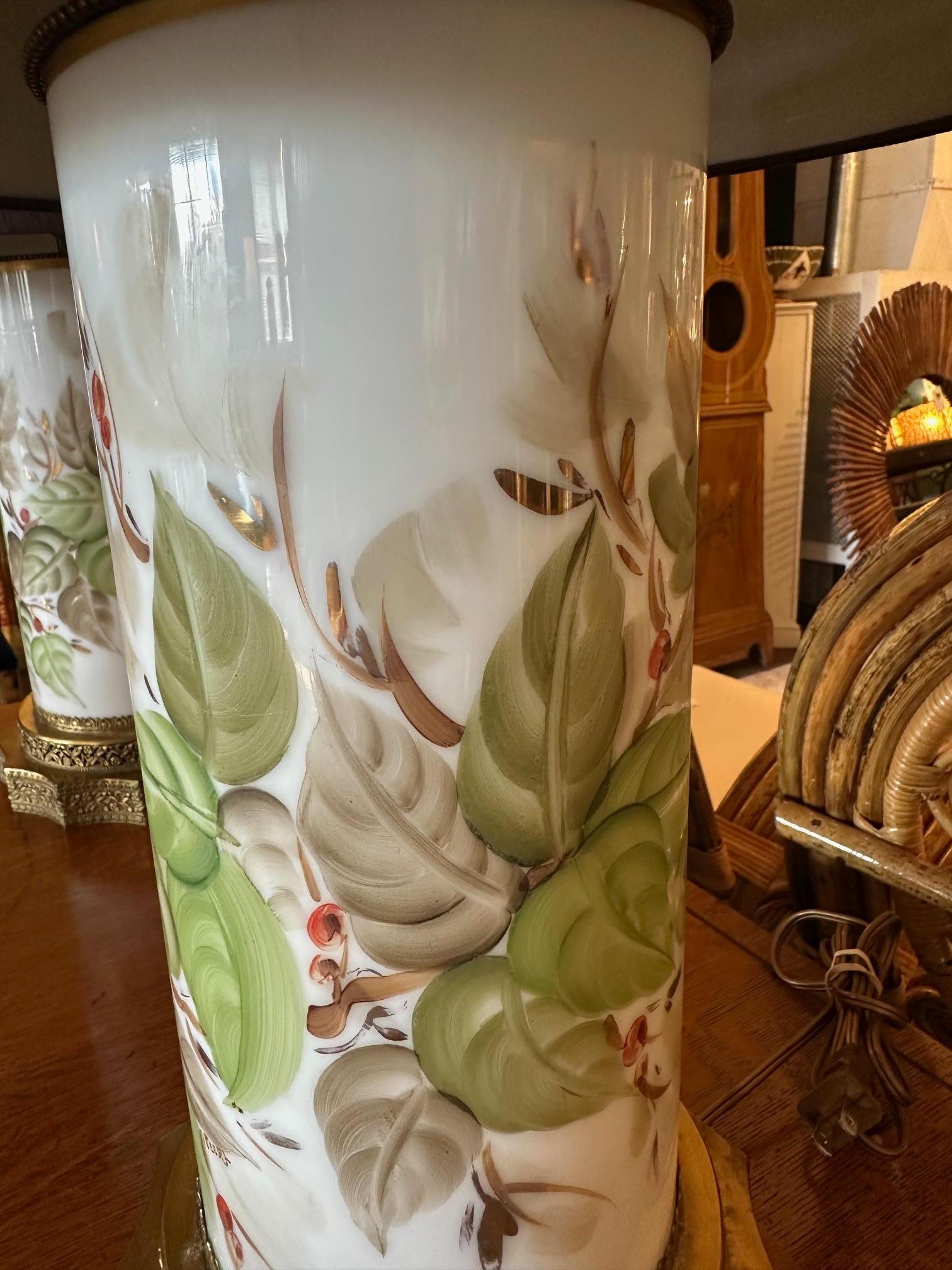 Pair of Beautiful Chinese Porcelain Lamps with Brass Bases and Custom Shades en venta 4