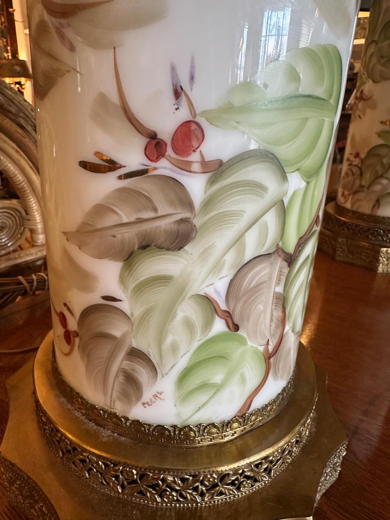 Pair of Beautiful Chinese Porcelain Lamps with Brass Bases and Custom Shades en venta 5