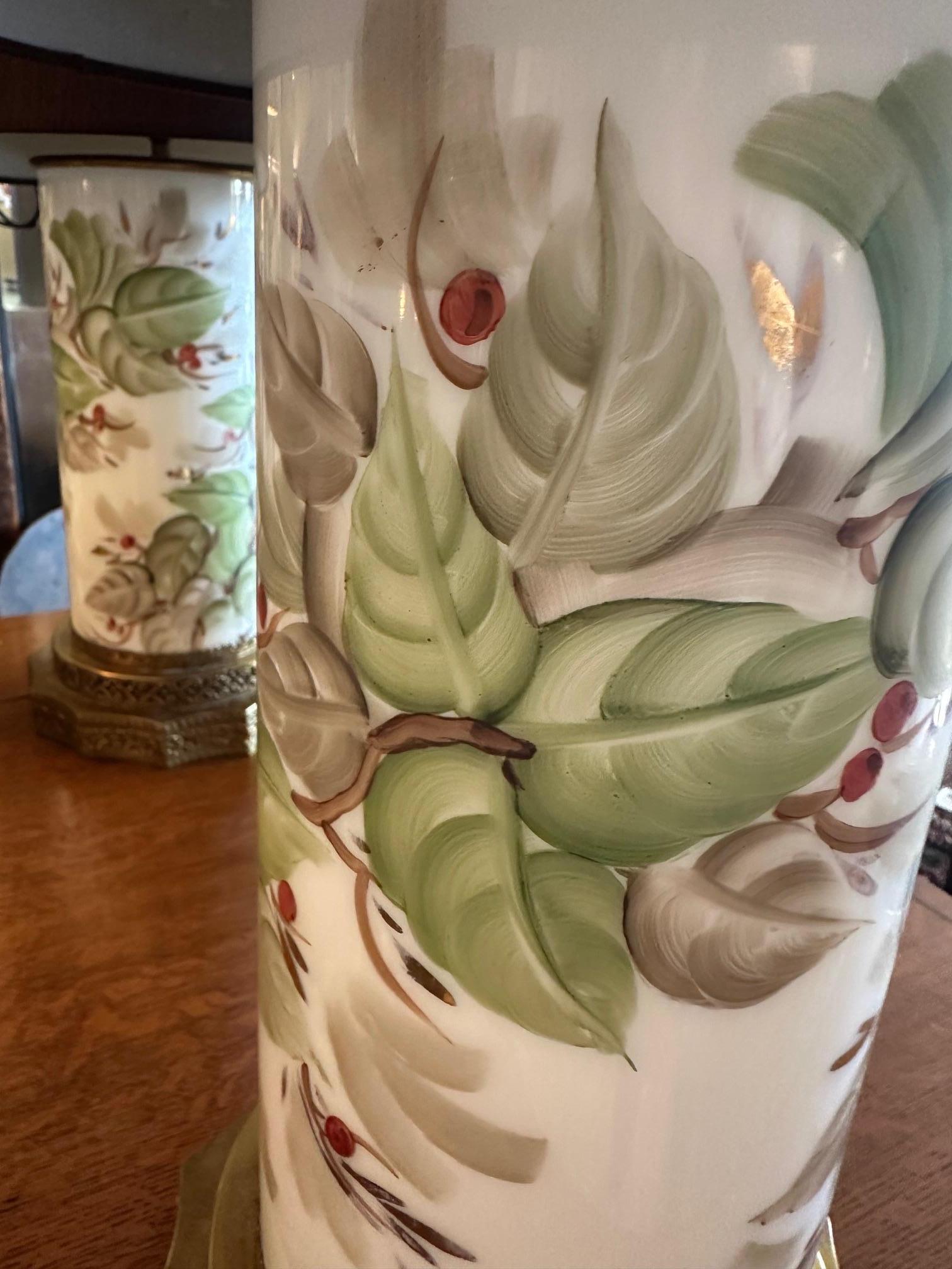 Pair of Beautiful Chinese Porcelain Lamps with Brass Bases and Custom Shades en venta 6