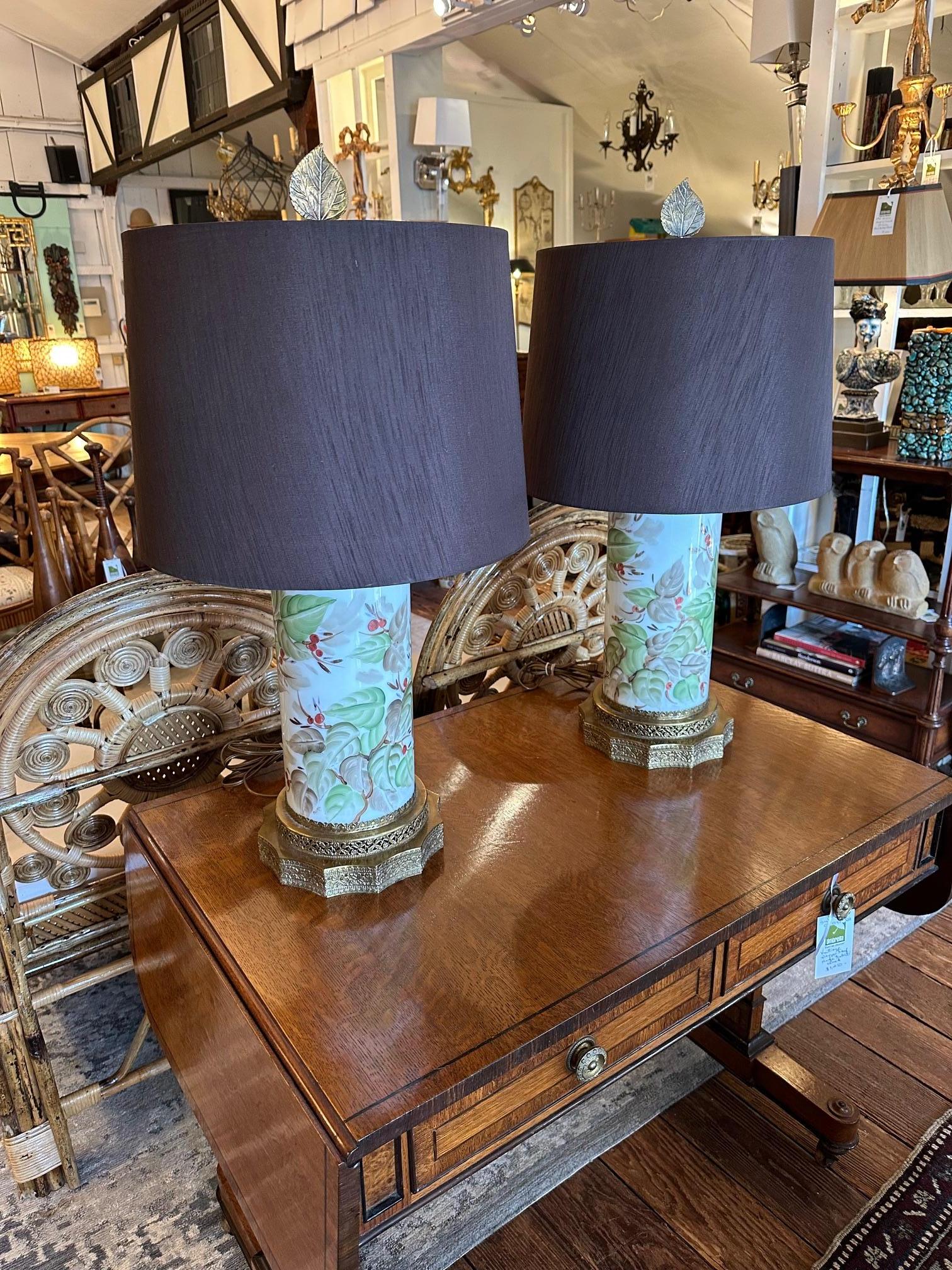 Pair of Beautiful Chinese Porcelain Lamps with Brass Bases and Custom Shades en venta 7