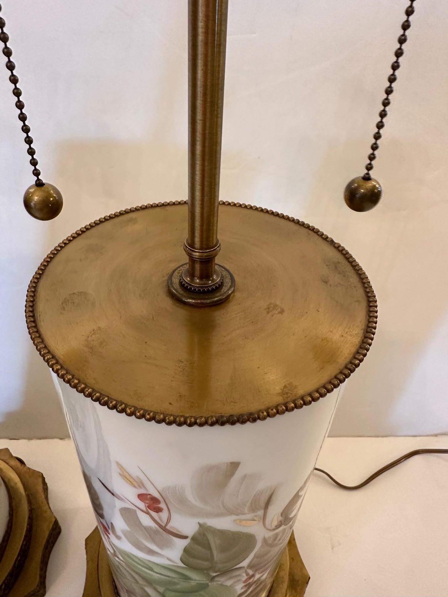 Pair of Beautiful Chinese Porcelain Lamps with Brass Bases and Custom Shades Exportación china en venta