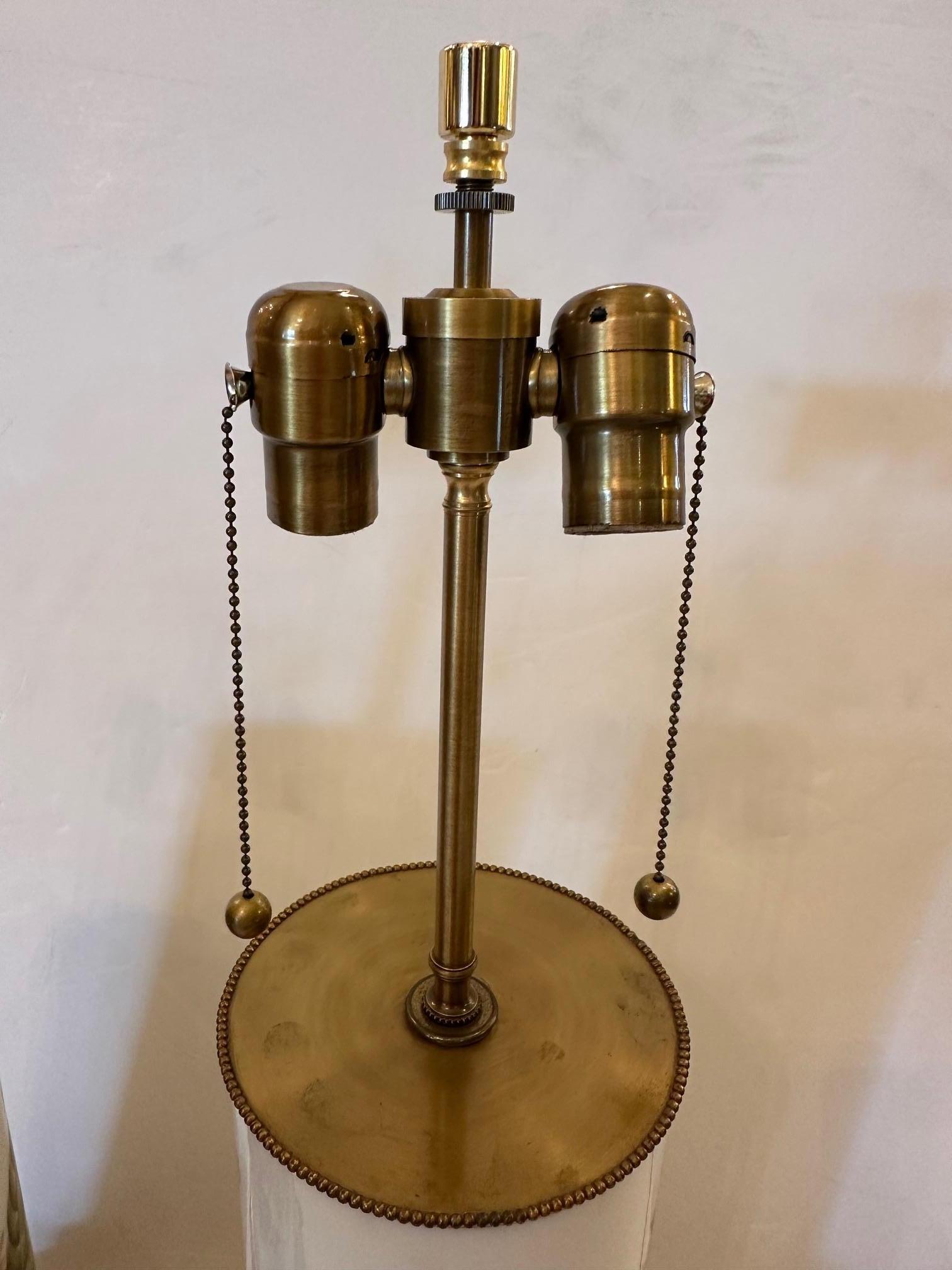 Pair of Beautiful Chinese Porcelain Lamps with Brass Bases and Custom Shades Chino en venta