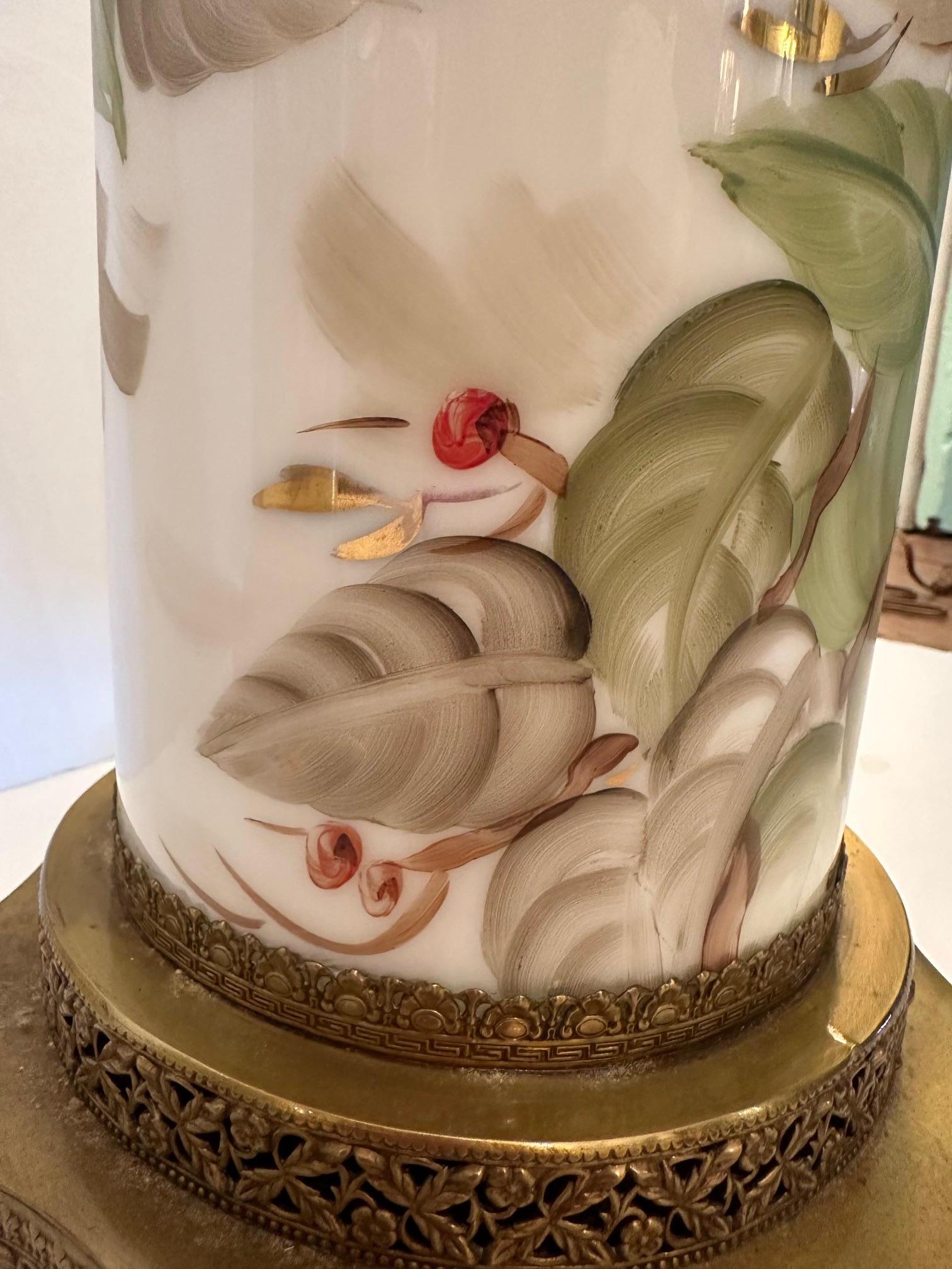 Pair of Beautiful Chinese Porcelain Lamps with Brass Bases and Custom Shades en Bueno estado para la venta en Hopewell, NJ