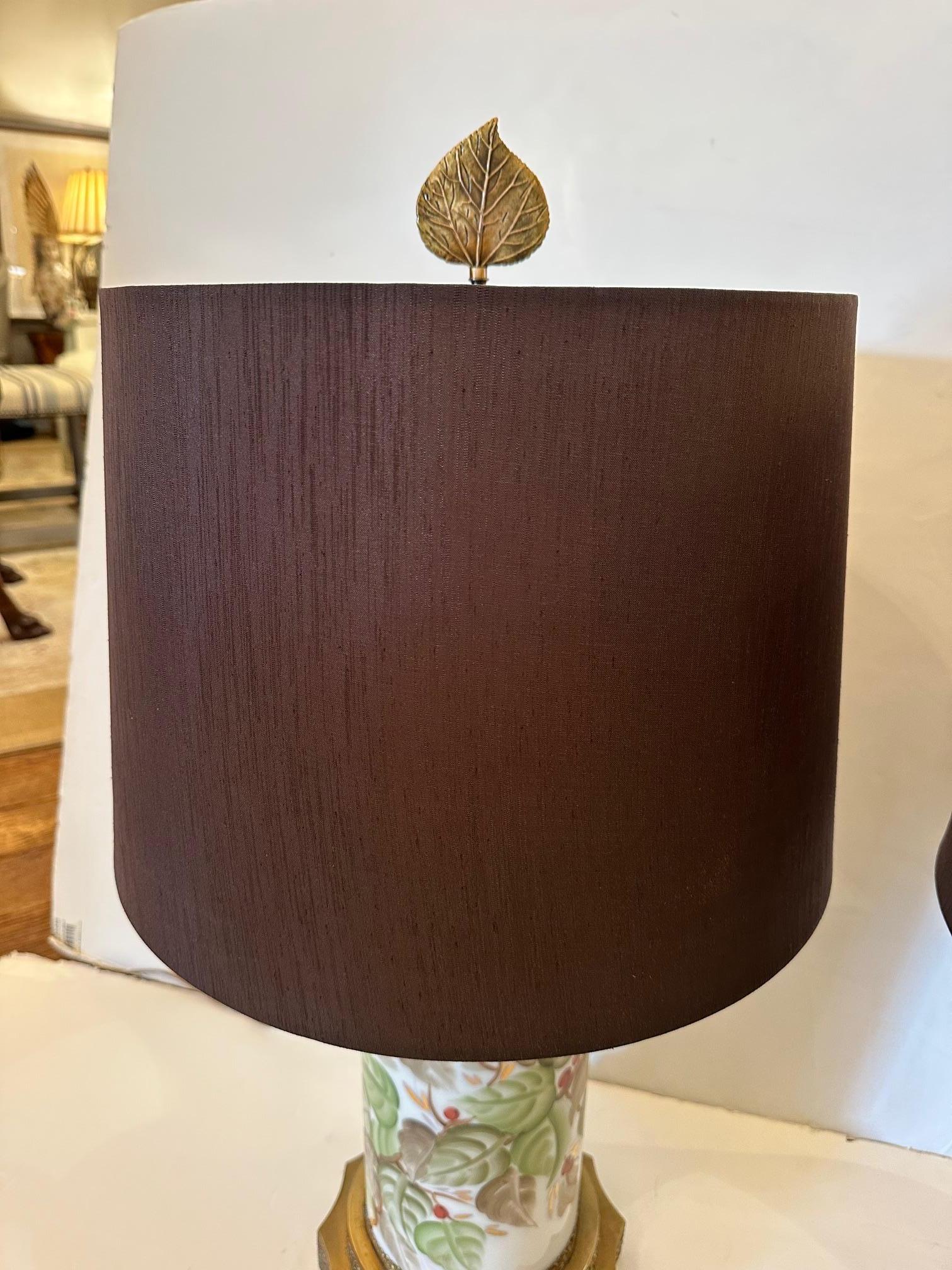 Pair of Beautiful Chinese Porcelain Lamps with Brass Bases and Custom Shades mediados del siglo XX en venta