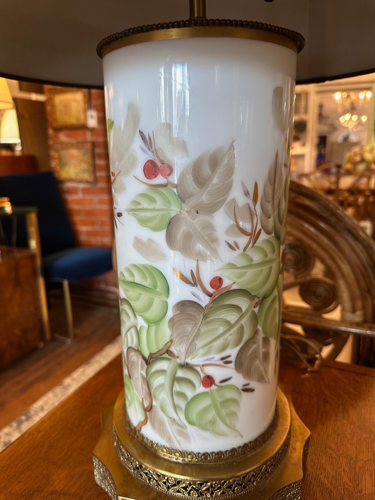 Pair of Beautiful Chinese Porcelain Lamps with Brass Bases and Custom Shades en venta 1