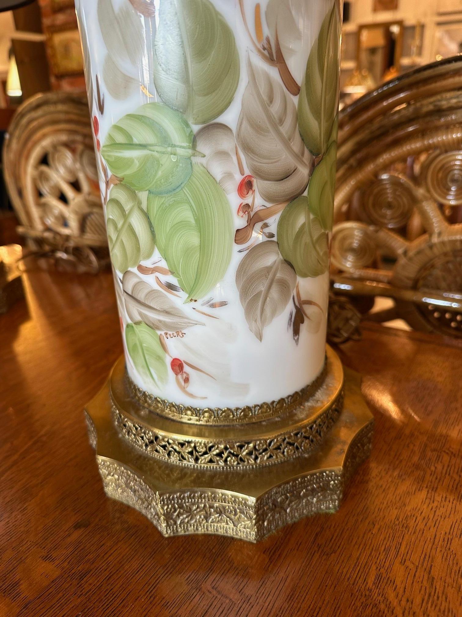 Pair of Beautiful Chinese Porcelain Lamps with Brass Bases and Custom Shades en venta 2