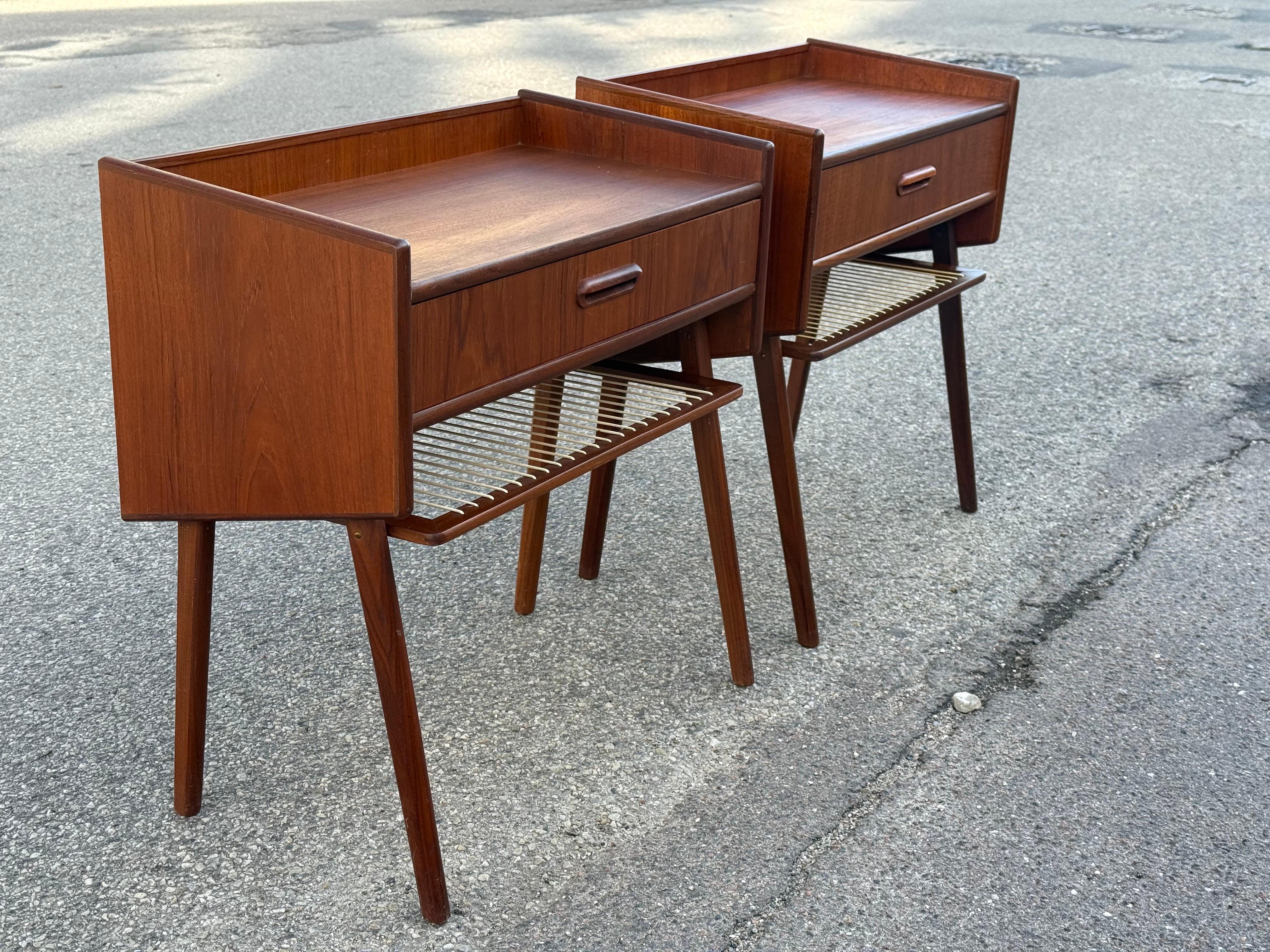 Coppia di bellissimi comodini danesi in teak degli anni '60 con mensole in corda in vendita 5