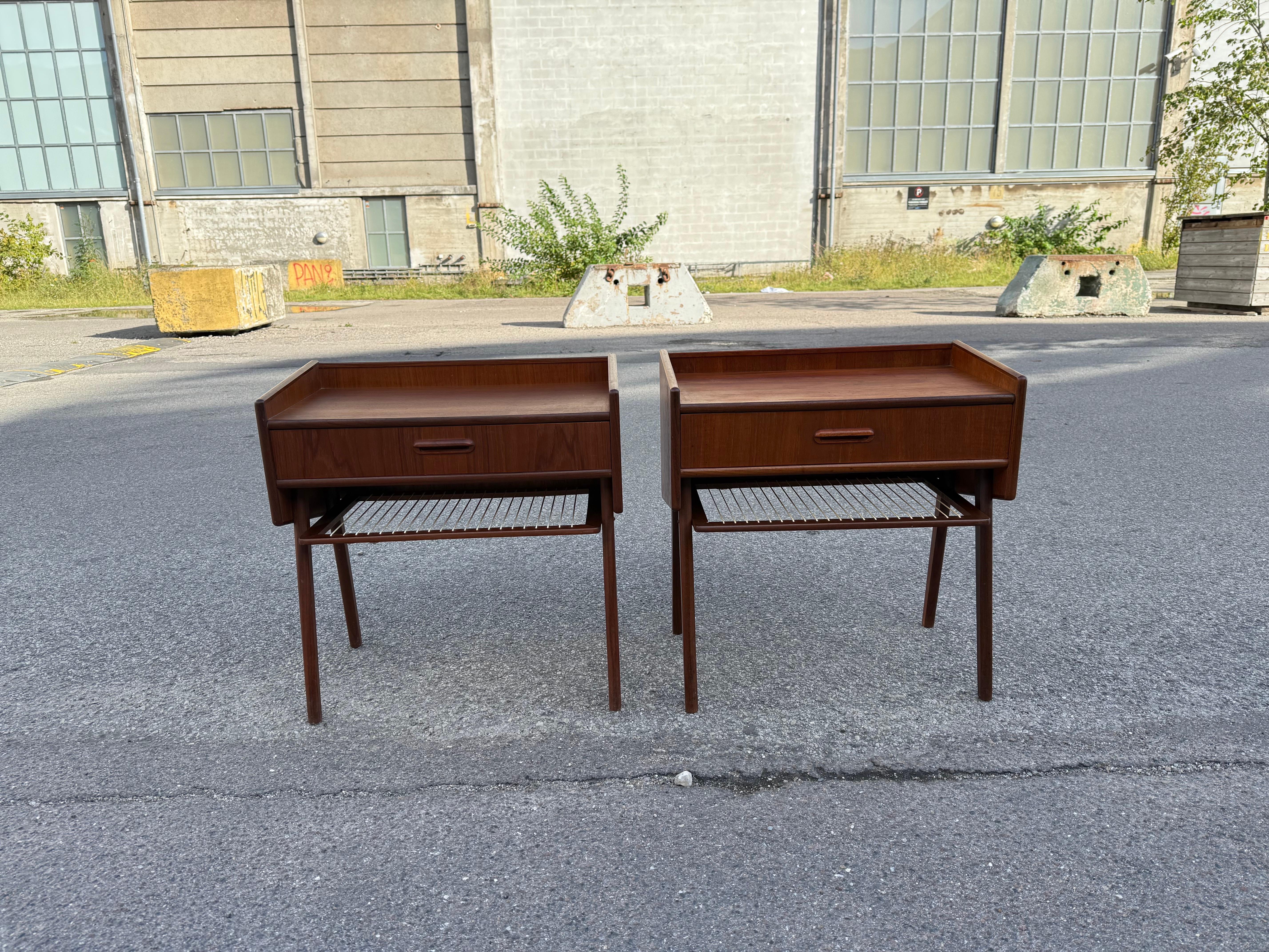 Coppia di bellissimi comodini danesi in teak degli anni '60 con mensole in corda in vendita 6