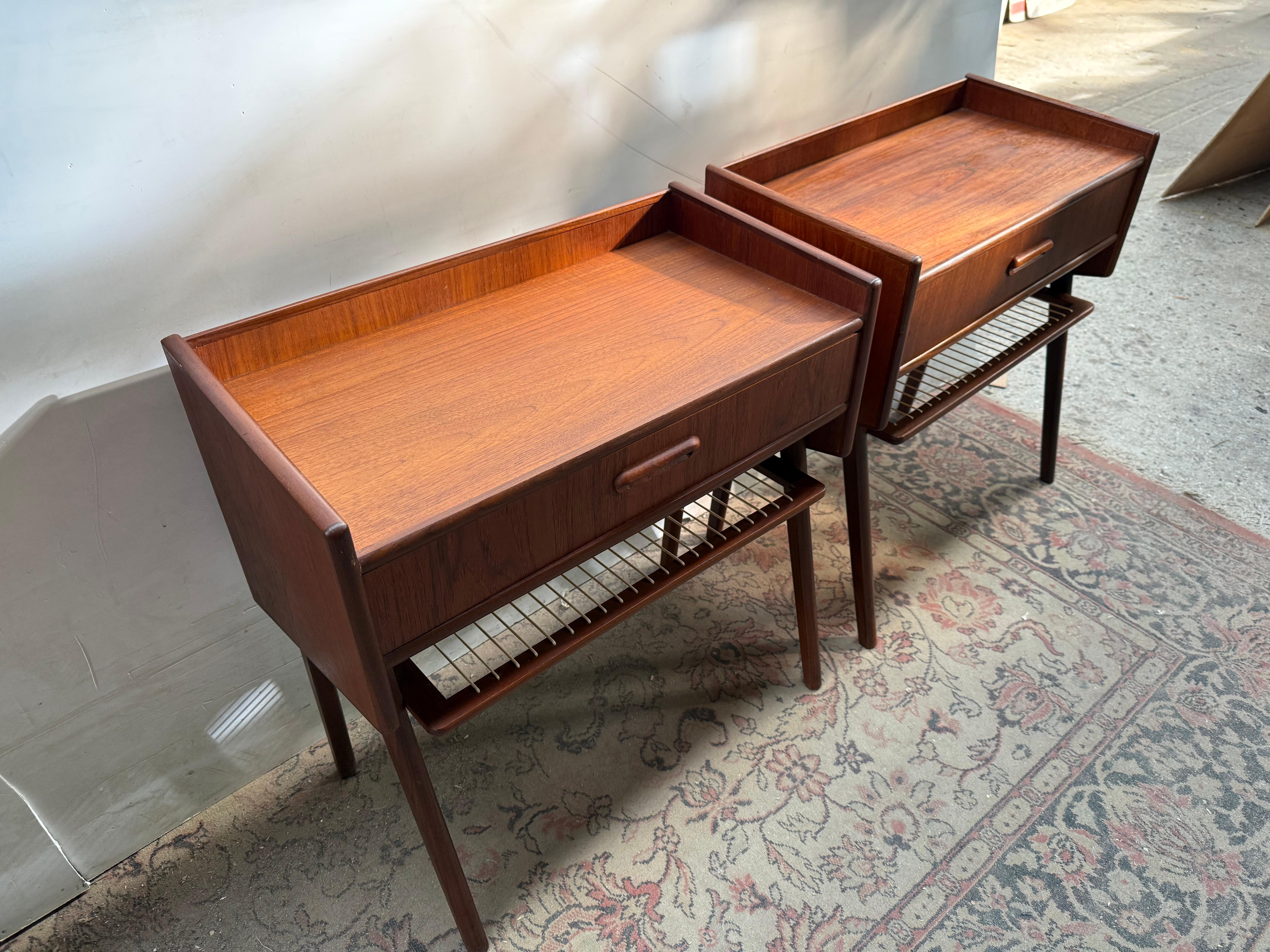 Coppia di bellissimi comodini danesi in teak degli anni '60 con mensole in corda in vendita 7