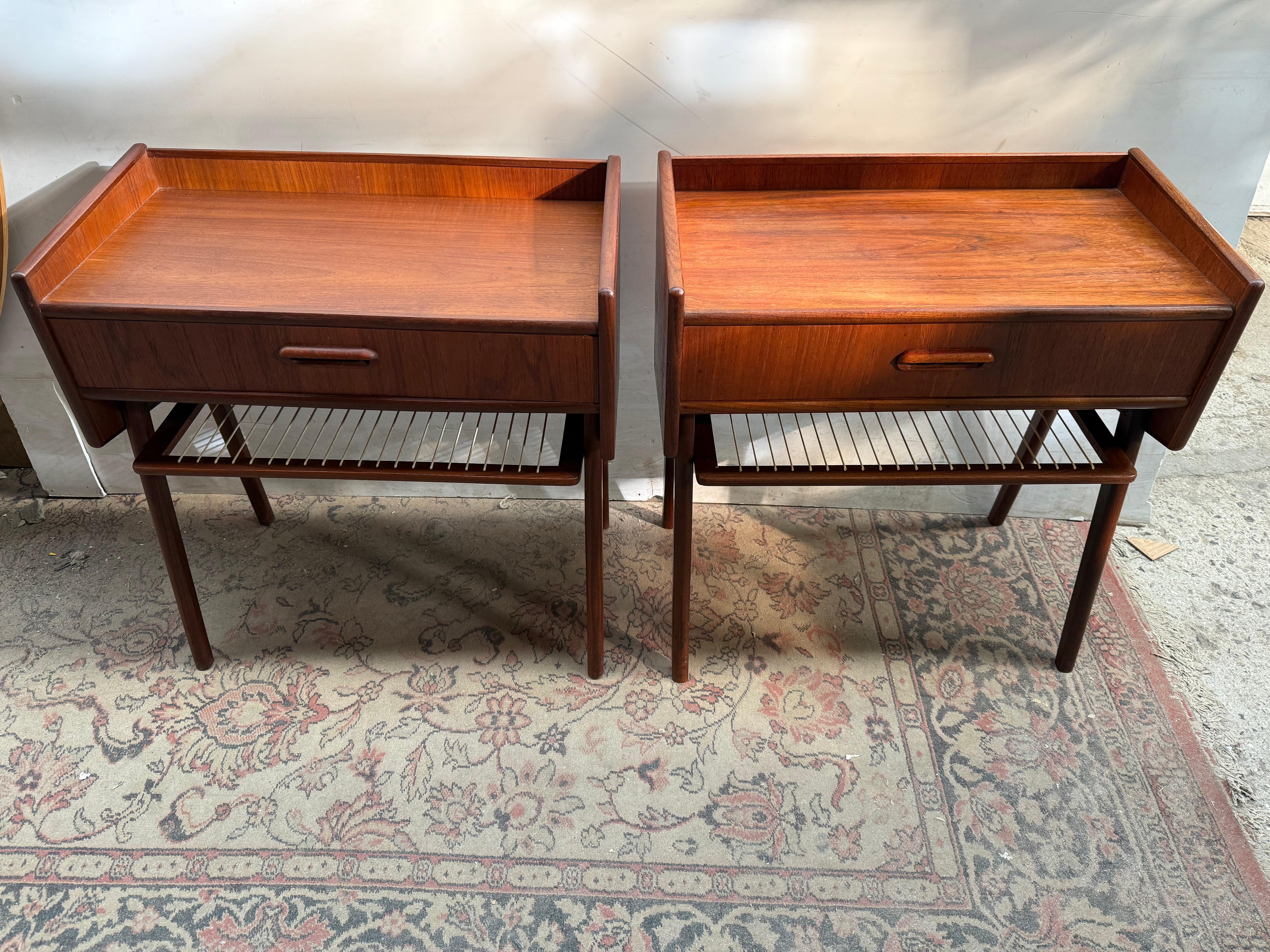 Coppia di bellissimi comodini danesi in teak degli anni '60 con mensole in corda in vendita 8