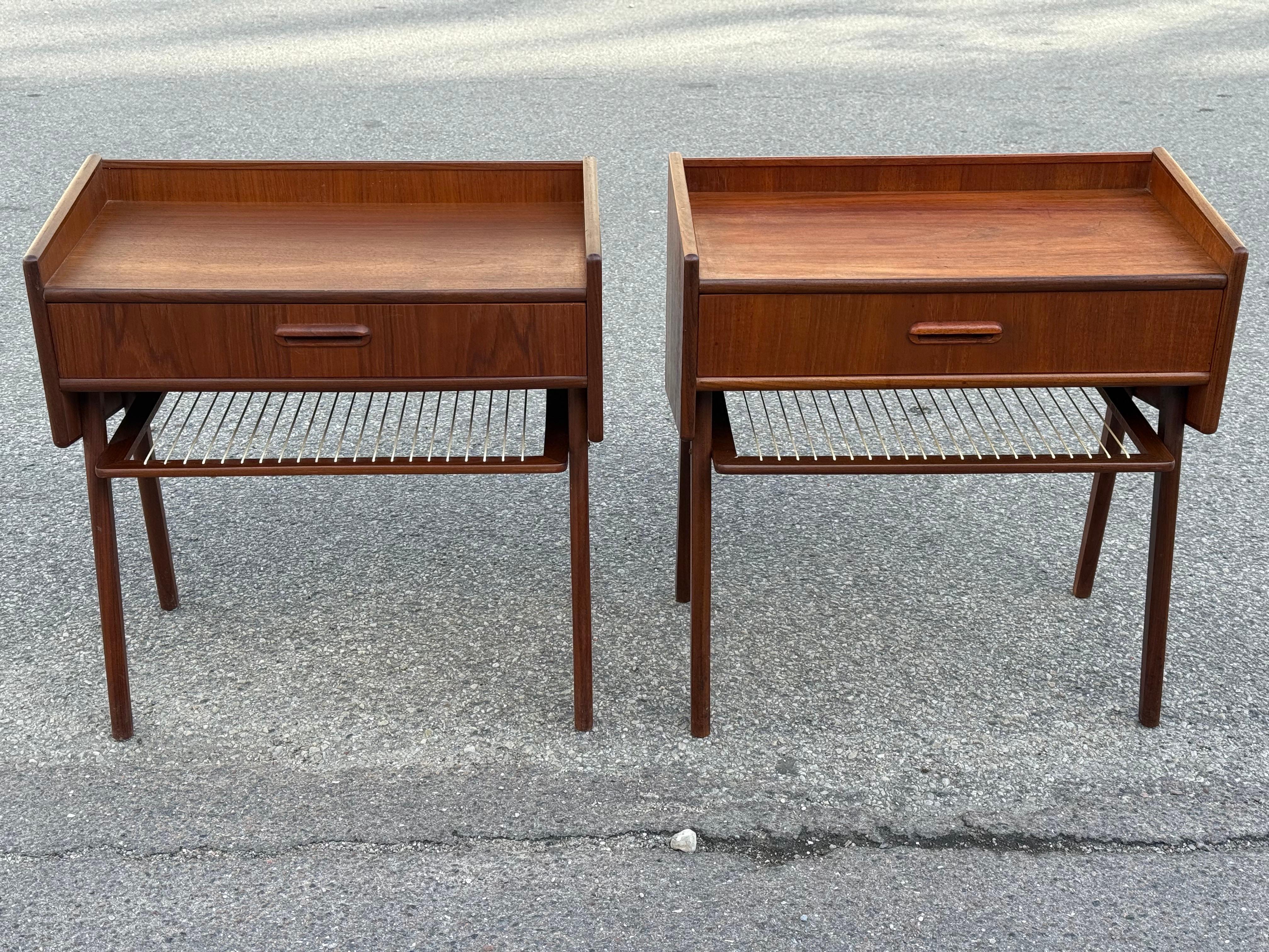 Coppia di bellissimi comodini danesi in teak degli anni '60 con mensole in corda in vendita 10