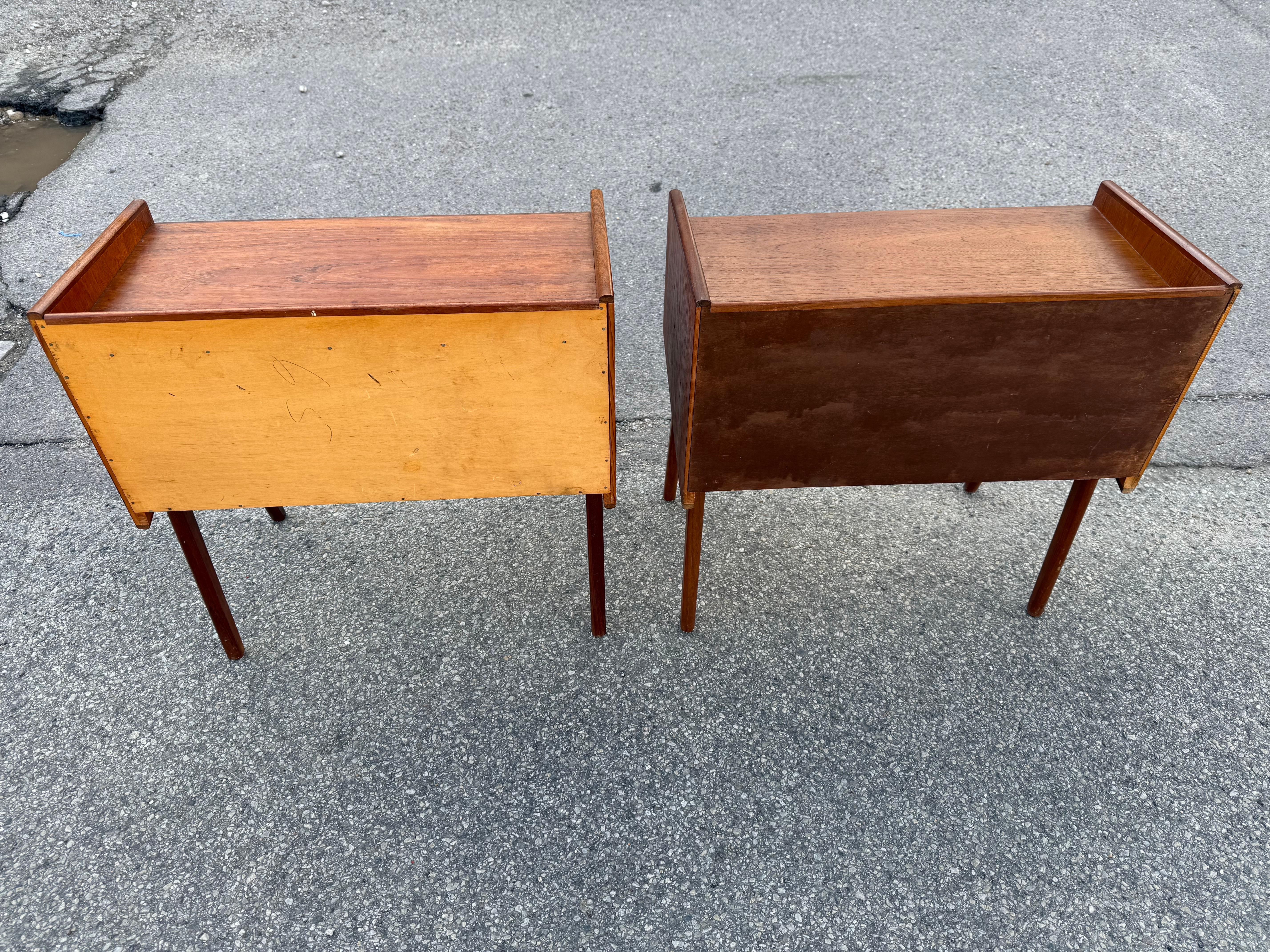 Coppia di bellissimi comodini danesi in teak degli anni '60 con mensole in corda in vendita 11