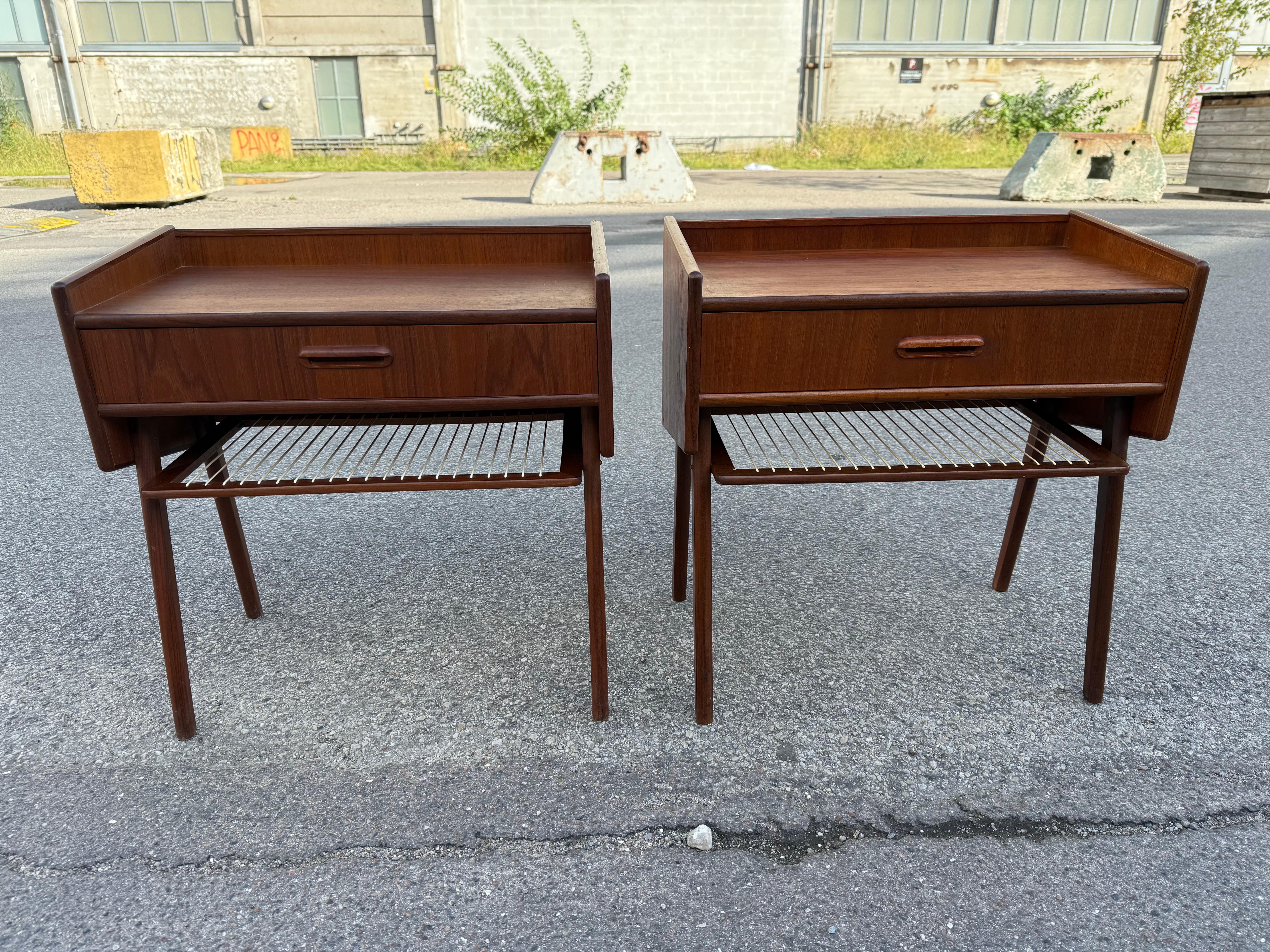 Coppia di comodini danesi in teak, anni '60
Elegante coppia di comodini moderni di metà secolo realizzati in teak. Ciascuna piantana è dotata di un pratico cassetto con maniglia in legno scolpito e, al di sotto, di un ripiano in corda leggero e