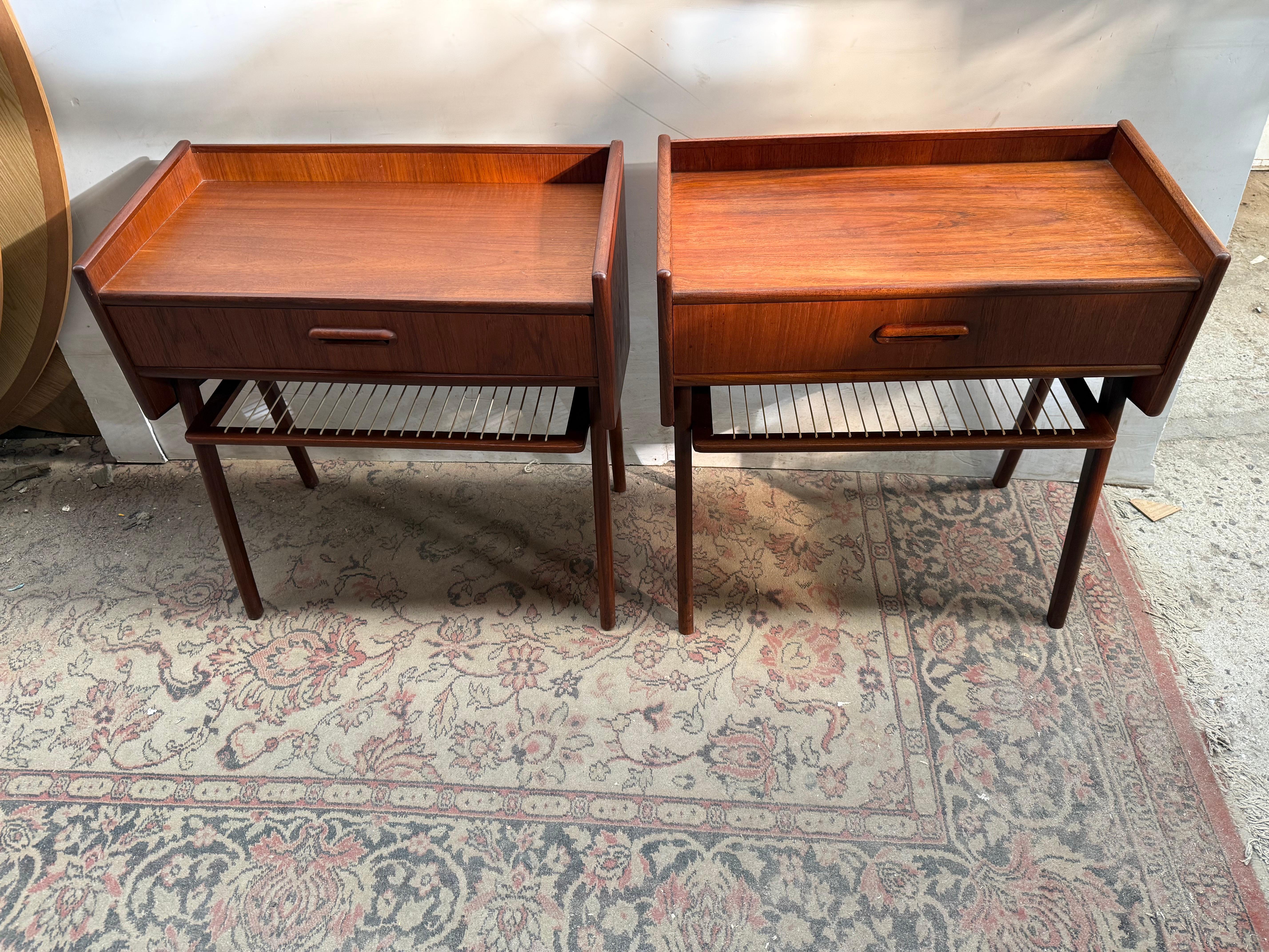 Coppia di bellissimi comodini danesi in teak degli anni '60 con mensole in corda In condizioni buone in vendita a Copenhagen, DK