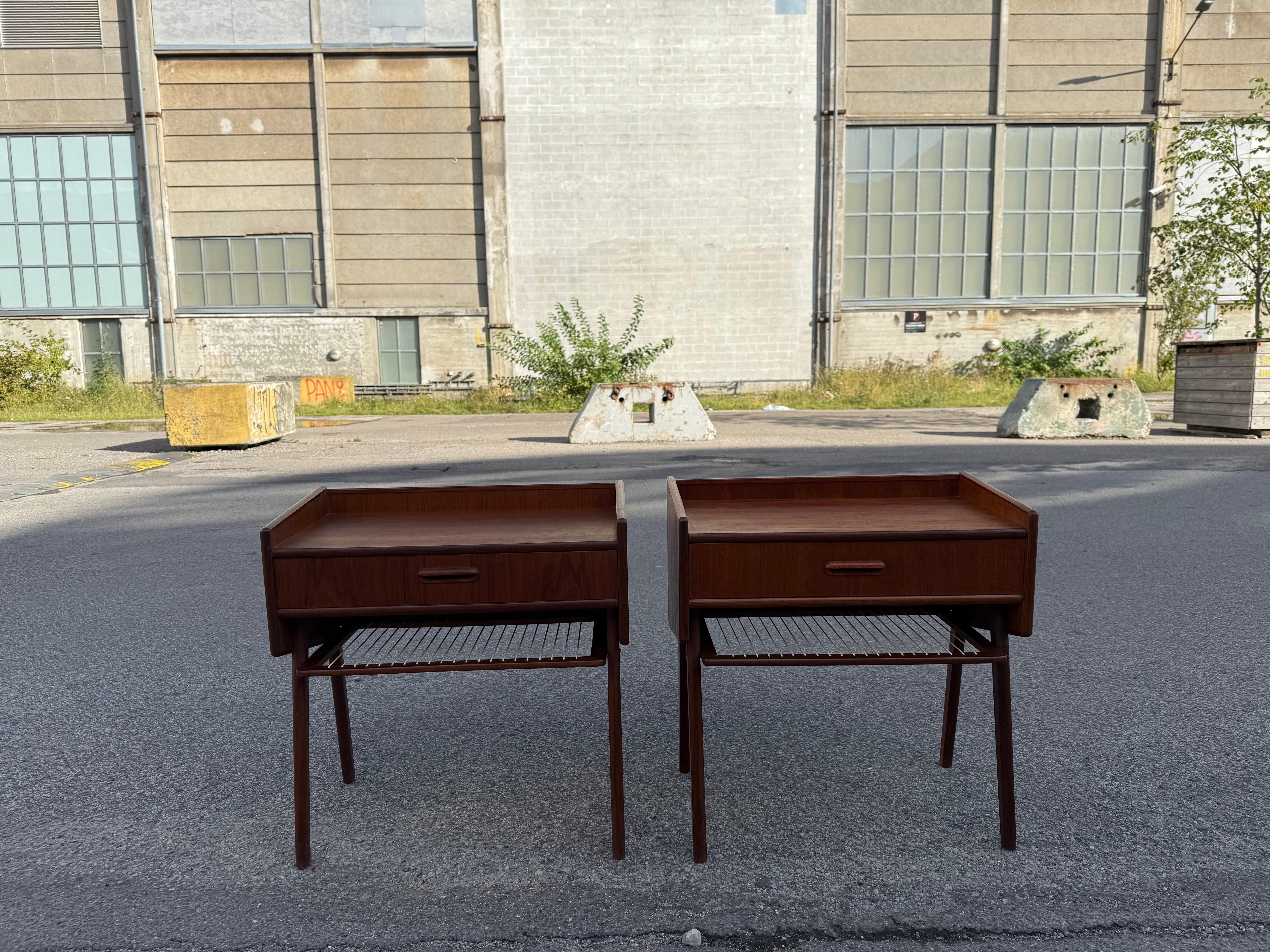 Metà XX secolo Coppia di bellissimi comodini danesi in teak degli anni '60 con mensole in corda in vendita