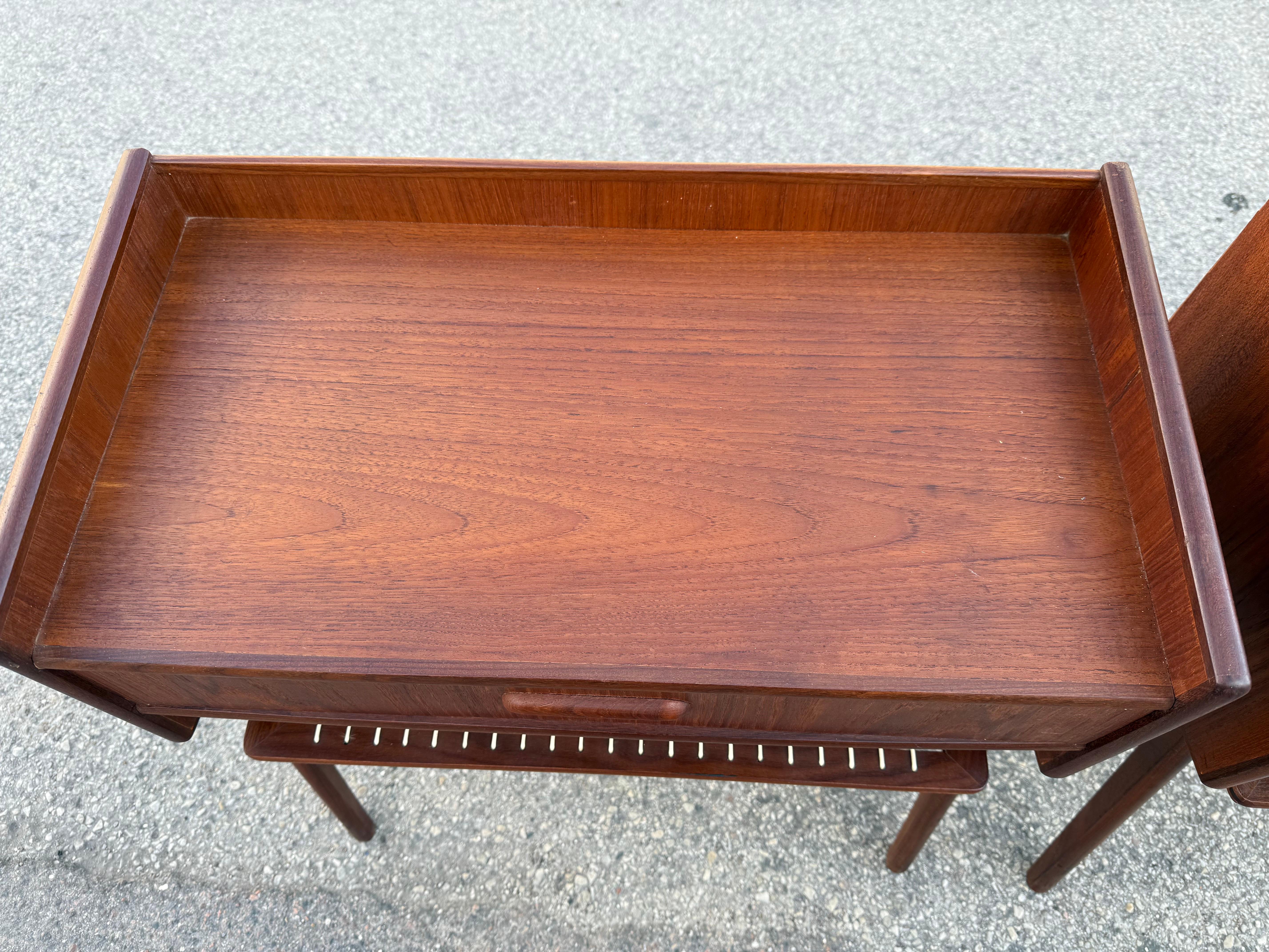 Teak Coppia di bellissimi comodini danesi in teak degli anni '60 con mensole in corda in vendita