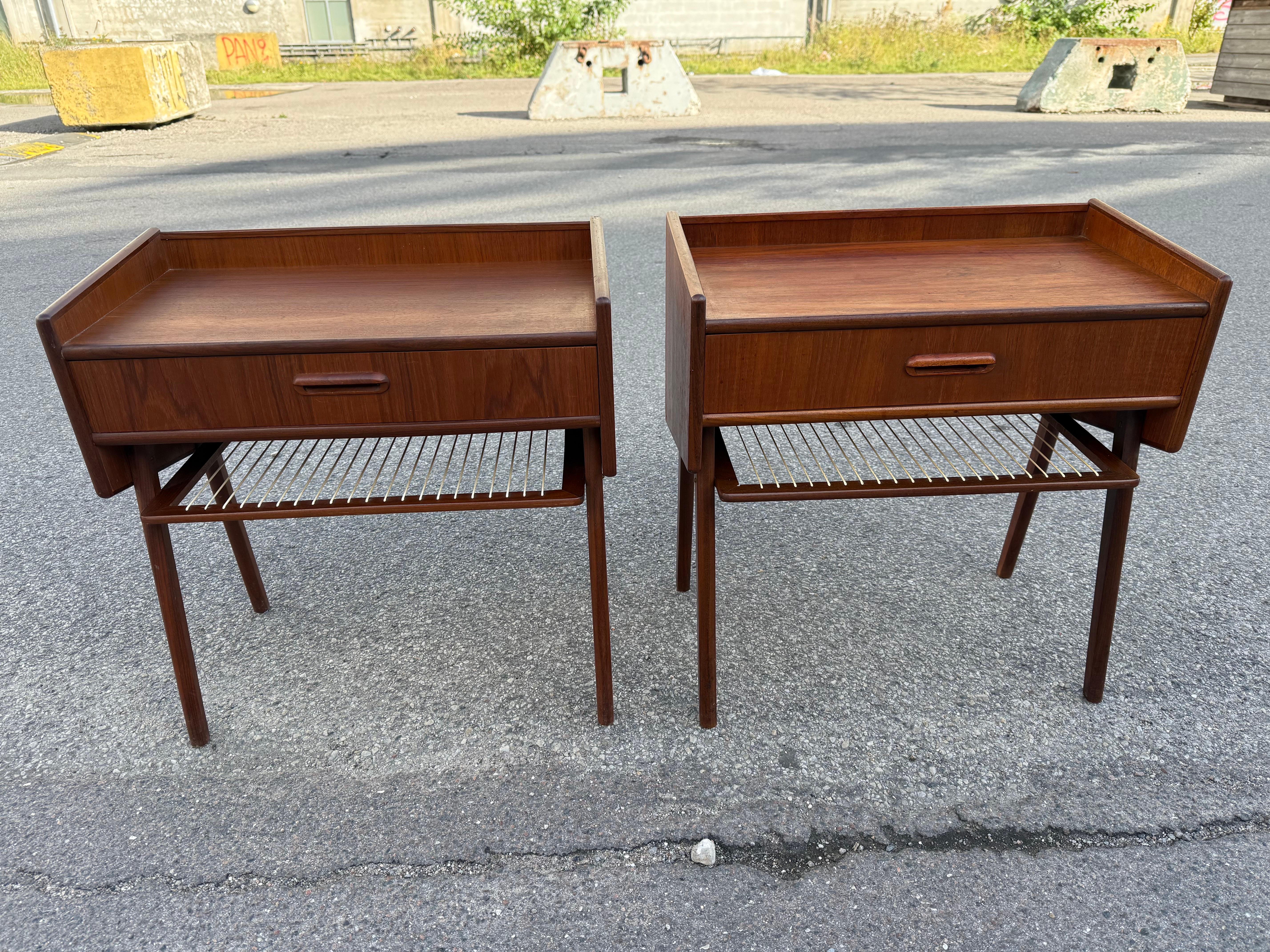 Coppia di bellissimi comodini danesi in teak degli anni '60 con mensole in corda in vendita 1