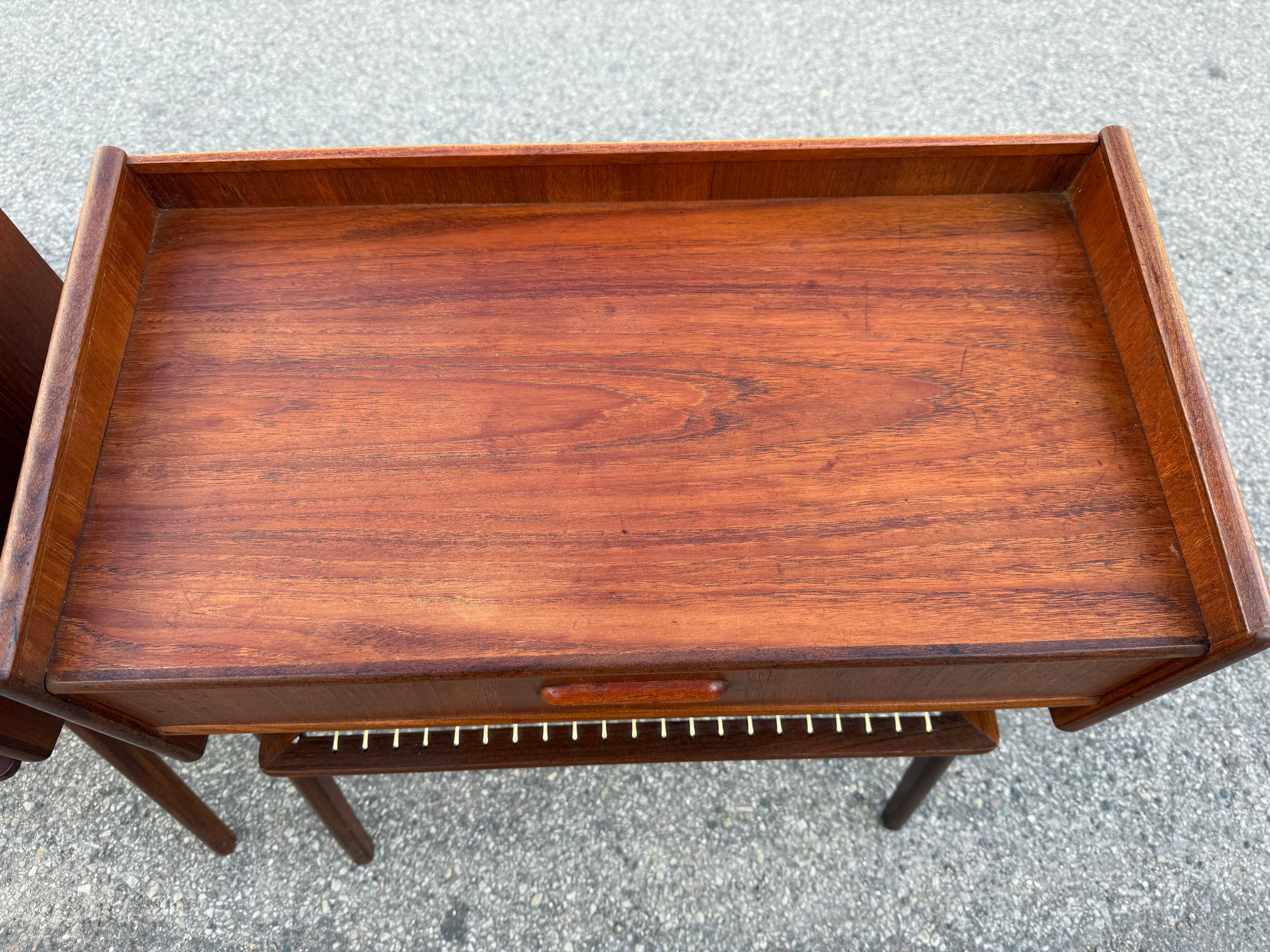 Coppia di bellissimi comodini danesi in teak degli anni '60 con mensole in corda in vendita 2