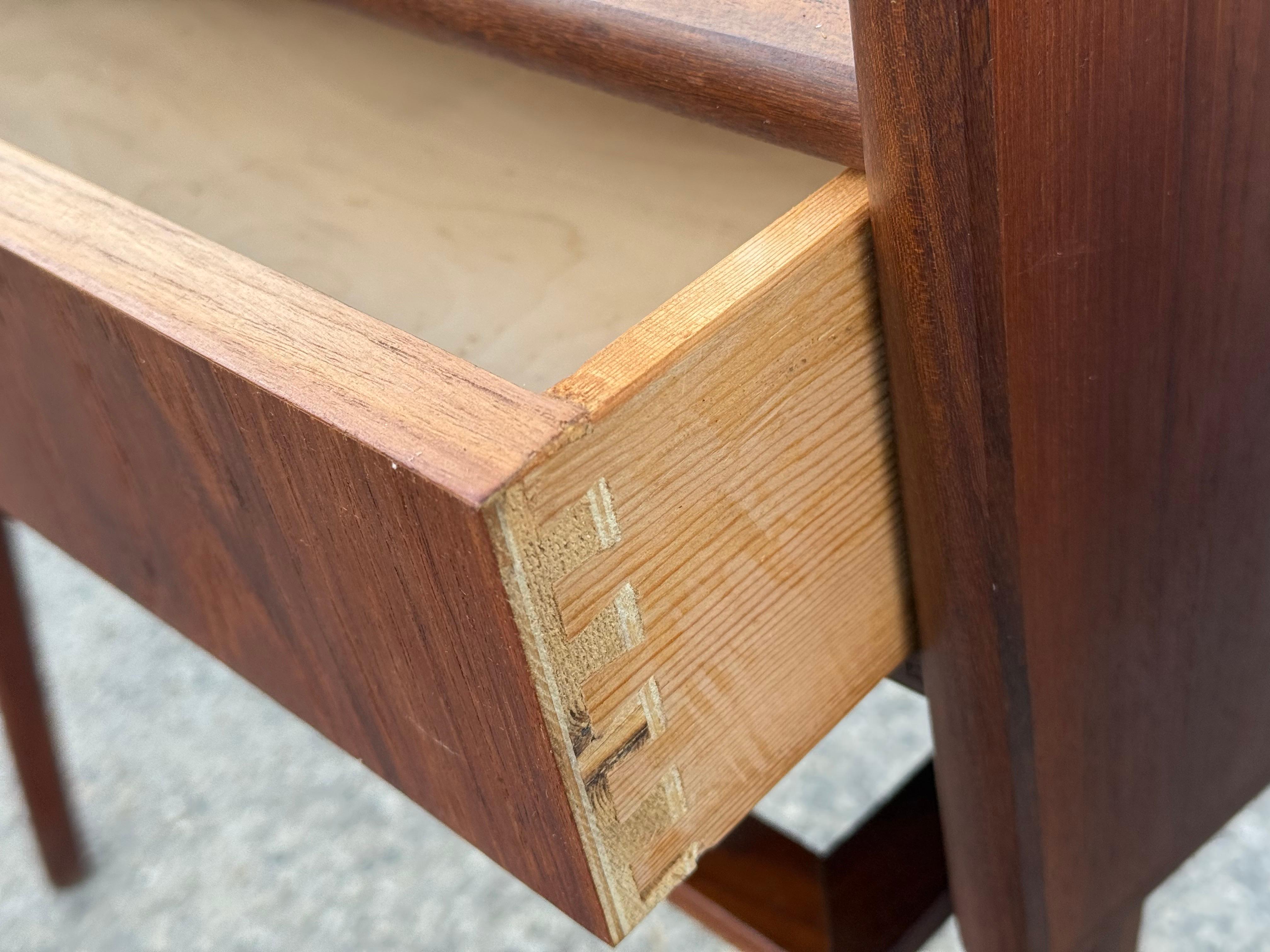 Coppia di bellissimi comodini danesi in teak degli anni '60 con mensole in corda in vendita 3