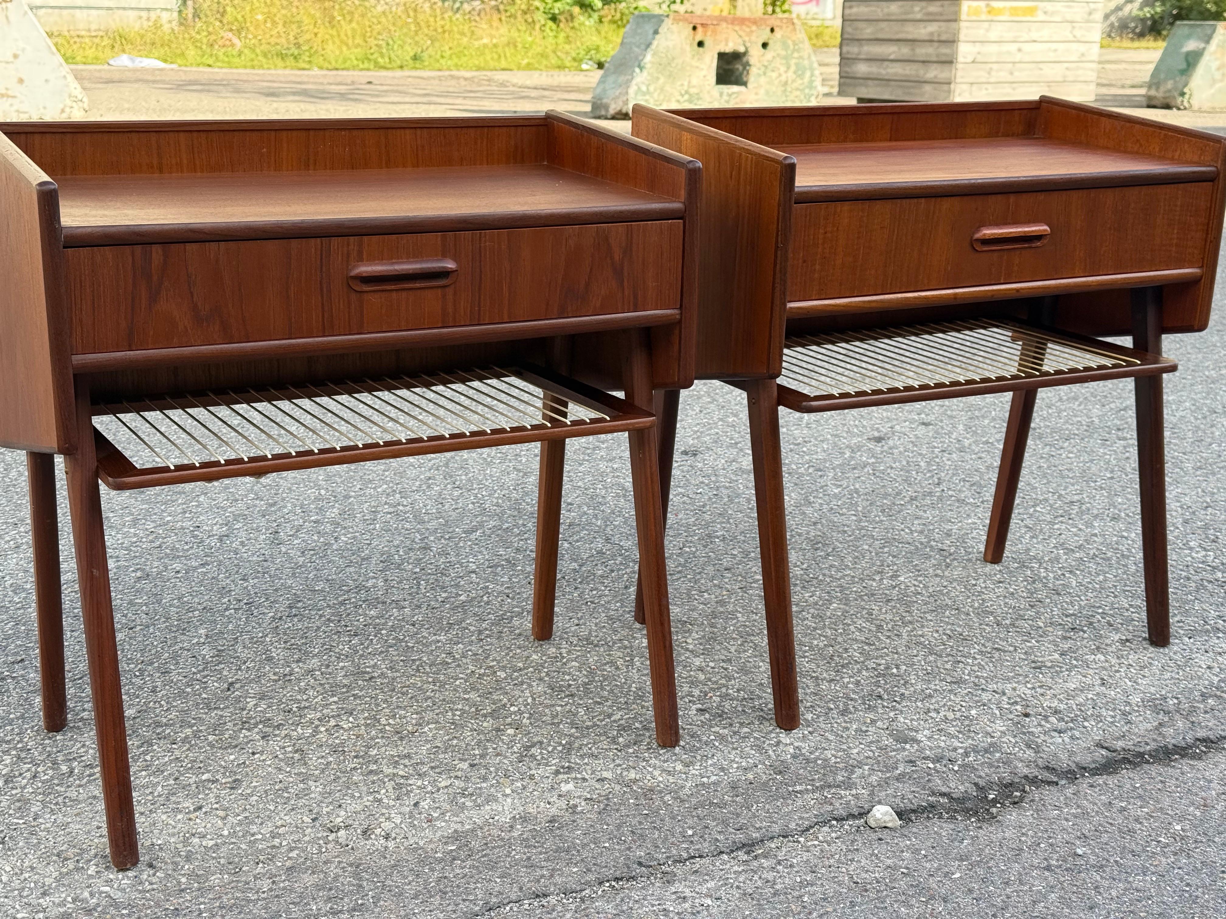 Coppia di bellissimi comodini danesi in teak degli anni '60 con mensole in corda in vendita 4